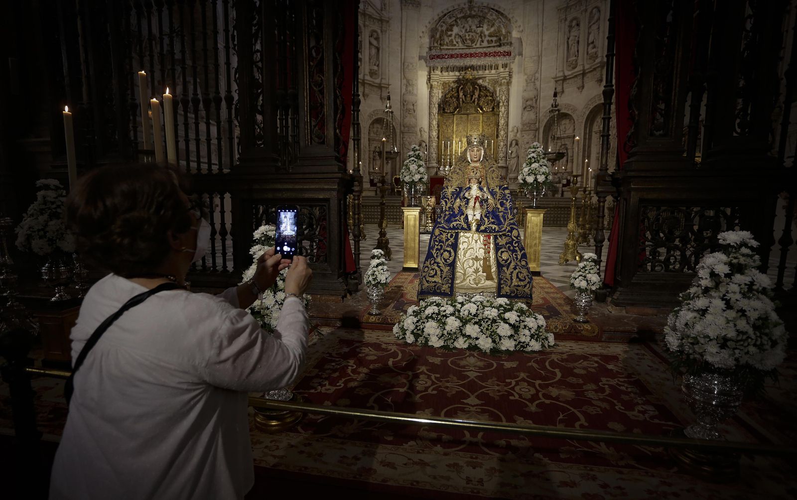 La Virgen de los Reyes entronizada bajo el cancel de la Capilla Real.
