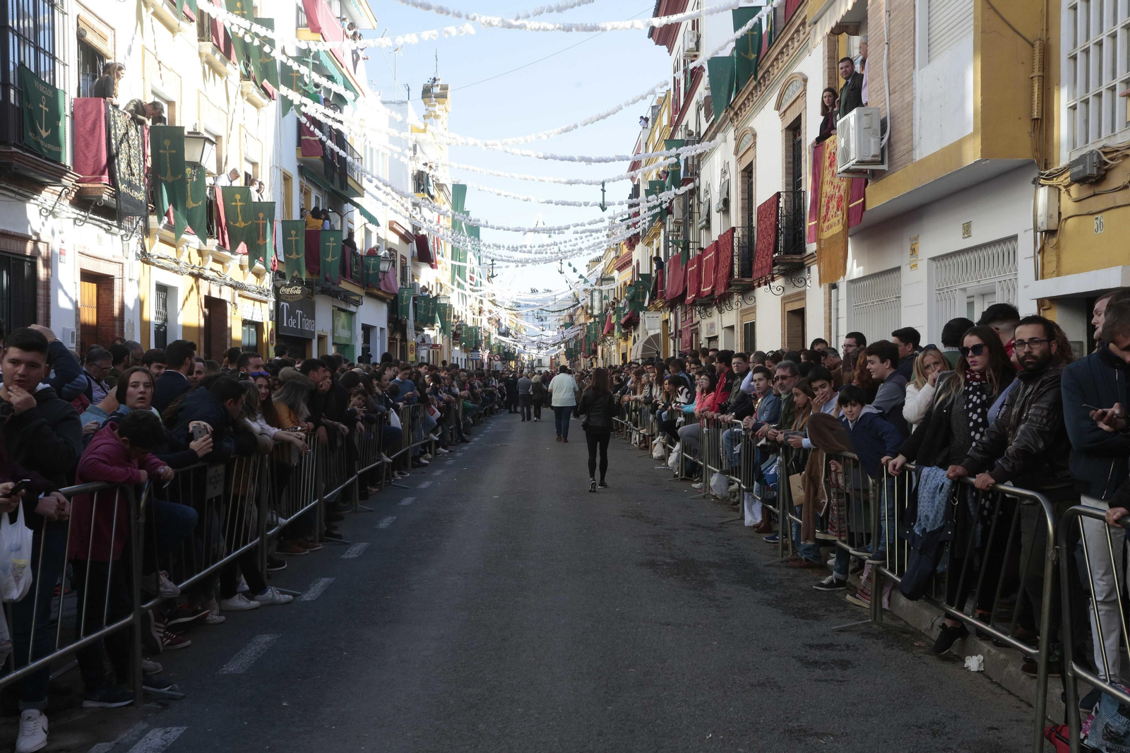 El traslado de la Esperanza de Triana, en imágenes