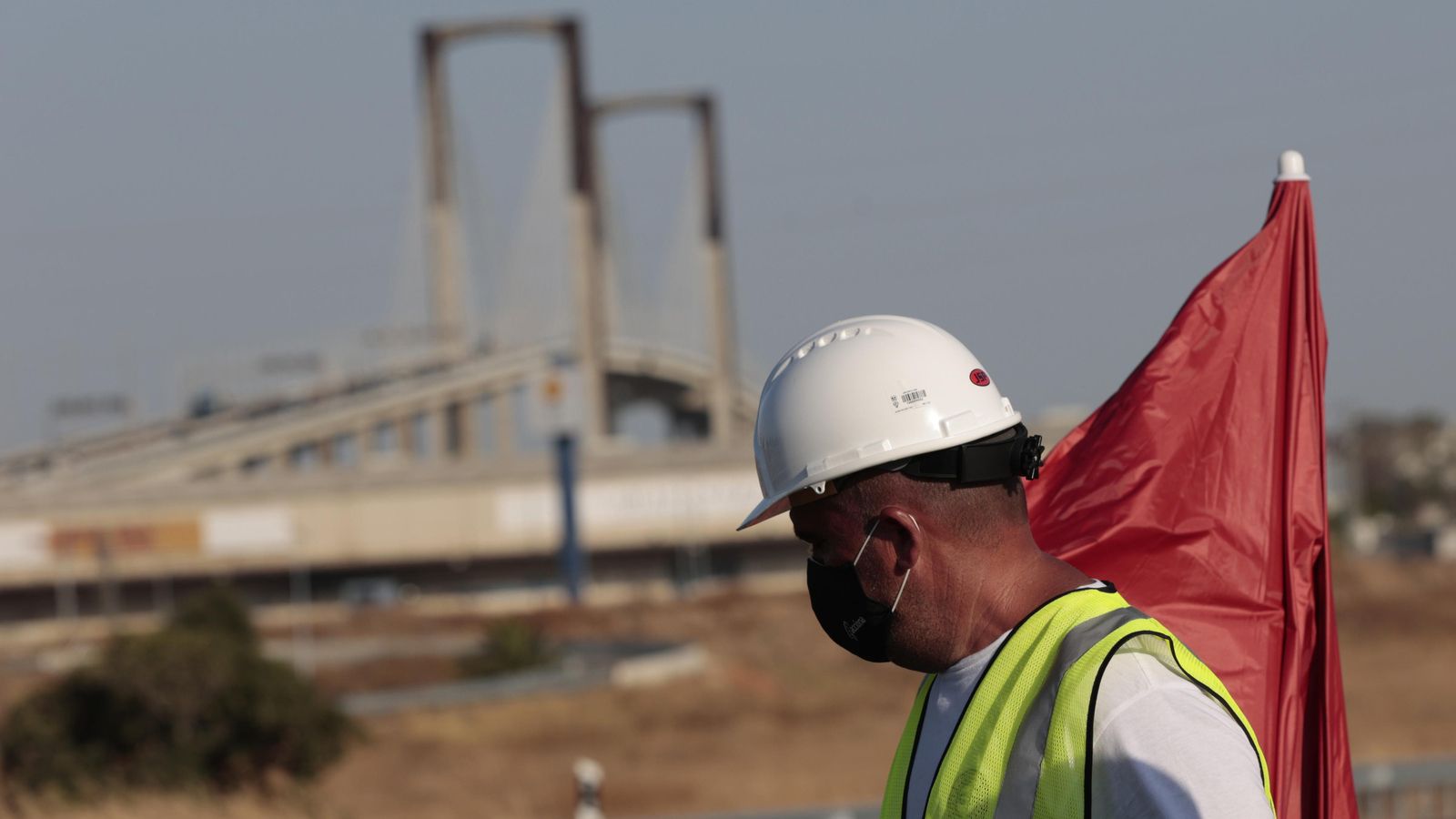 Un operario trabaja cerca del Puente del Centenario.
