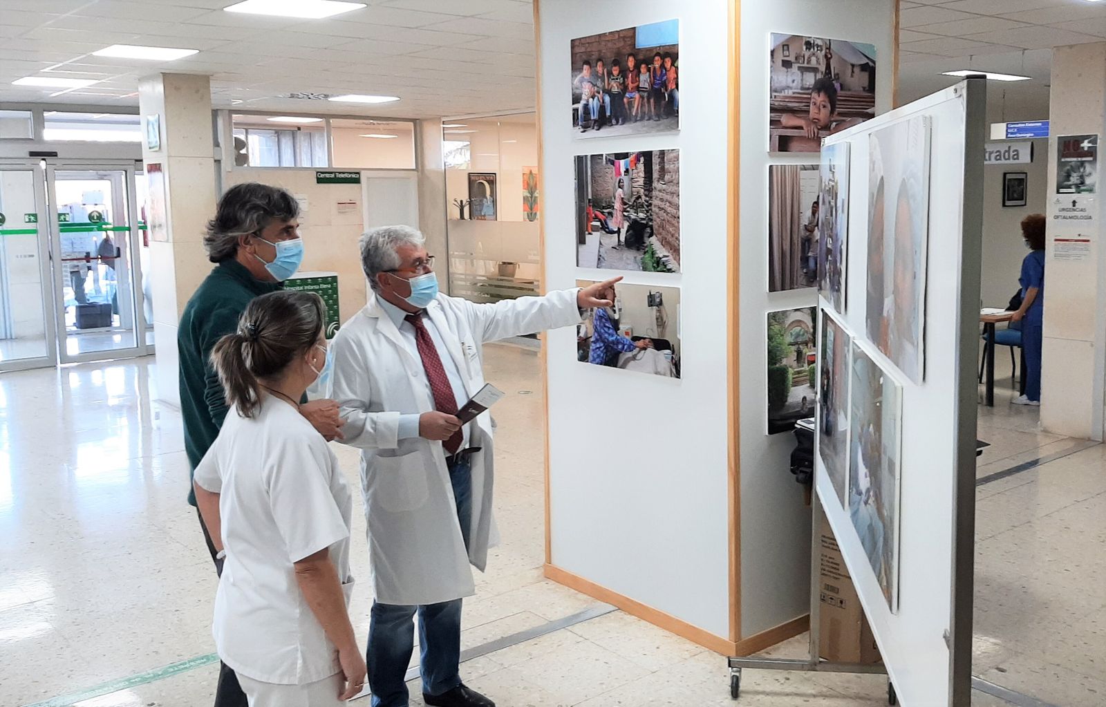 La exposición dedicada al trabajo de Ibermed se encuentra en la entrada del hospital.