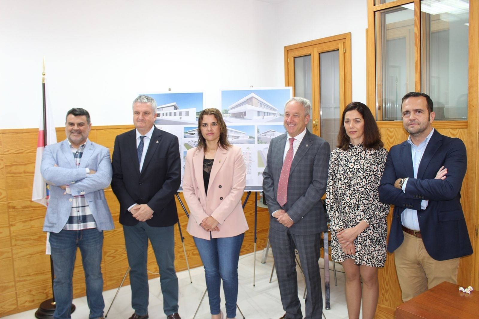 Alcaldesa y responsables sanitarios y municipales durante la presentación del proyecto.