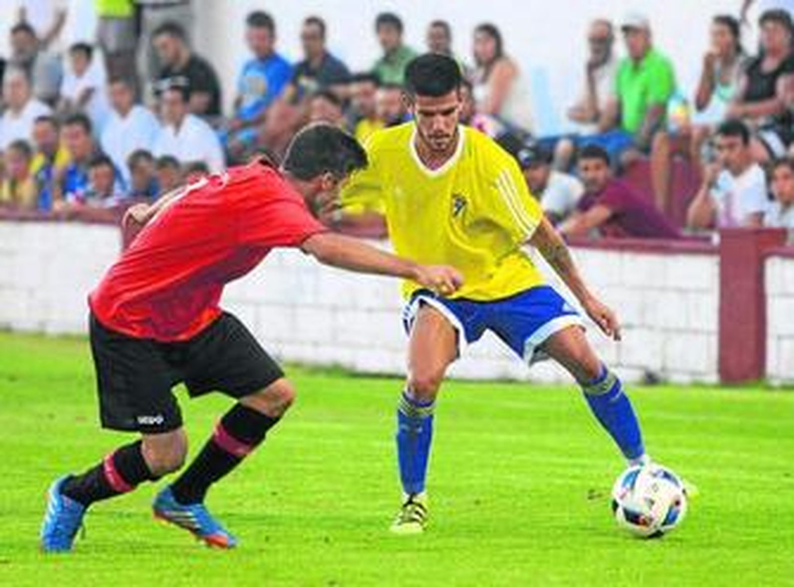 El canterano Alberto Quintana encara a un jugador de la Roteña.