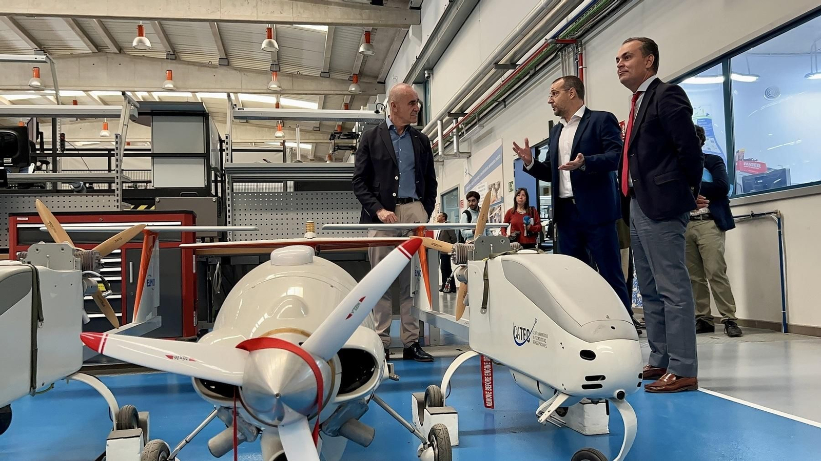 Muñoz durante su visita al Centro Avanzado de Tecnologías Aeroespaciales.