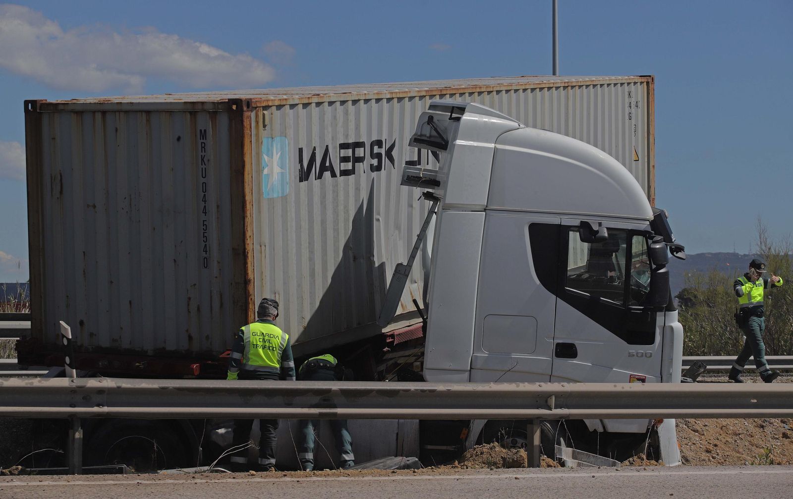 Fotos del camión accidentado en la A-381 a la altura de Puente Romano