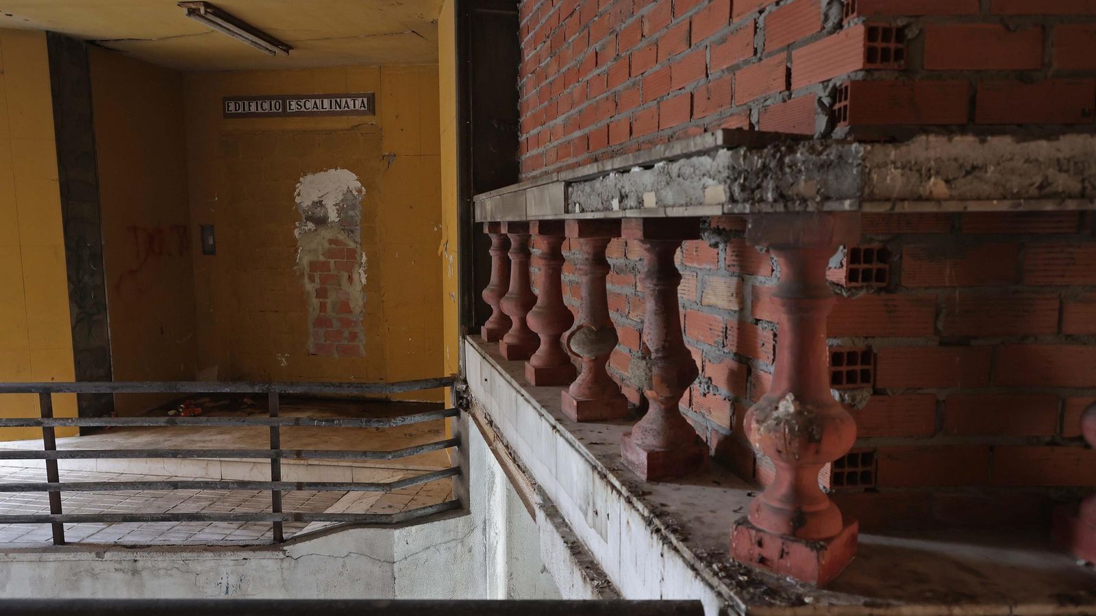 La entrada al Edificio Escalinata, tapiada.