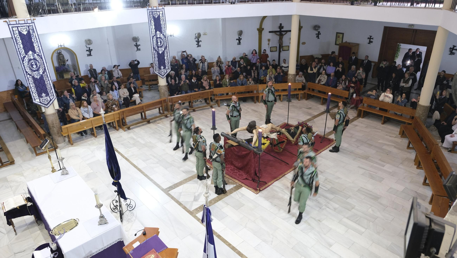 La Legión custodia el Cristo de la Buena Muerte en la Semana Santa de El Parador 2025