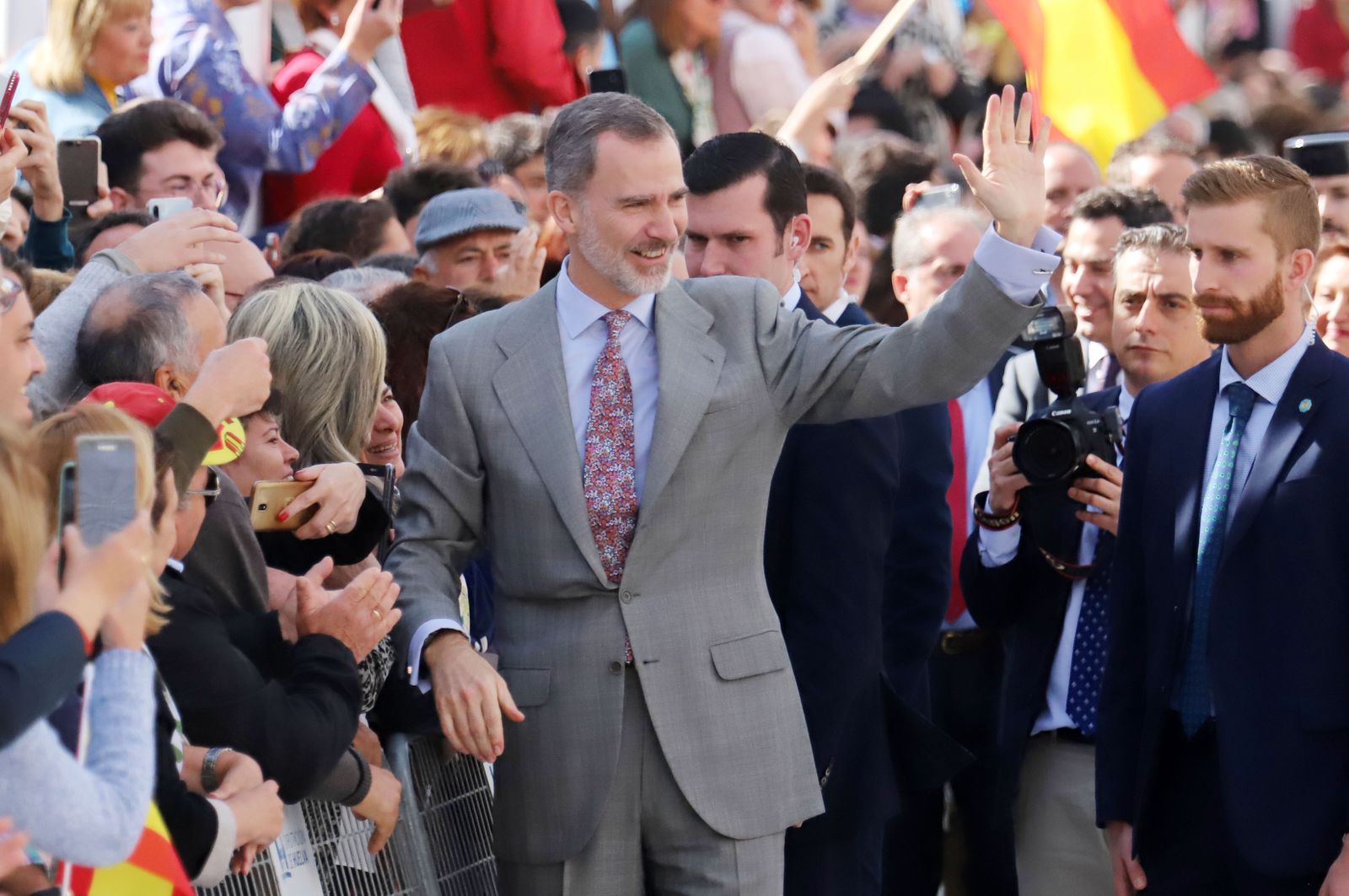 Imágenes de Don Felipe y Doña Letizia arropados por el cariño de los almonteños