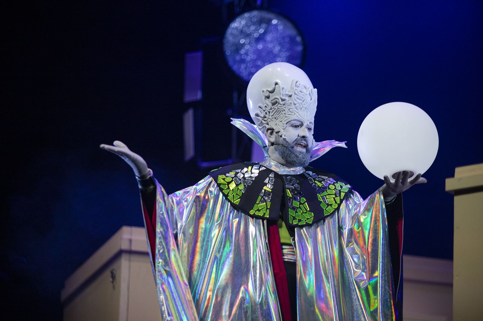 Manu Sánchez durante un momento de la representación de 'El Gran Emigrante'