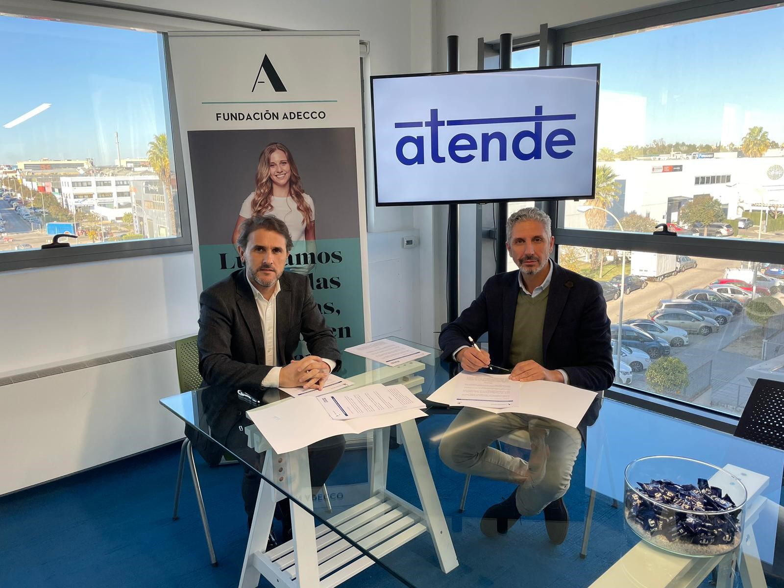 A la izquierda José Antonio Payán, director regional de la Fundación Adecco en Andalucía Occidental, y Ángel Fernández, delegado de Clece en Sur Occidental.