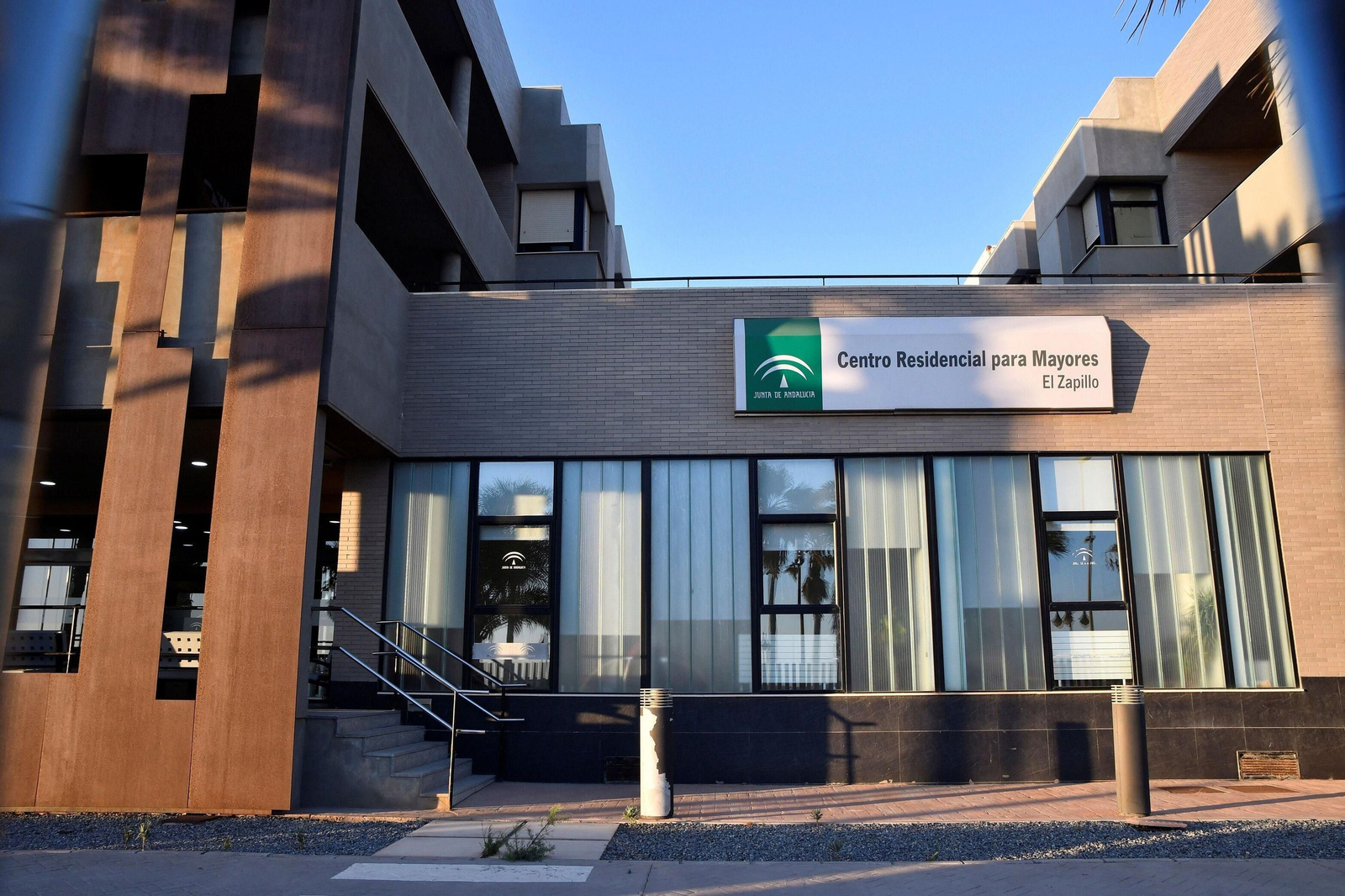 Fachada del Centro Residencial para Mayores El Zapillo.