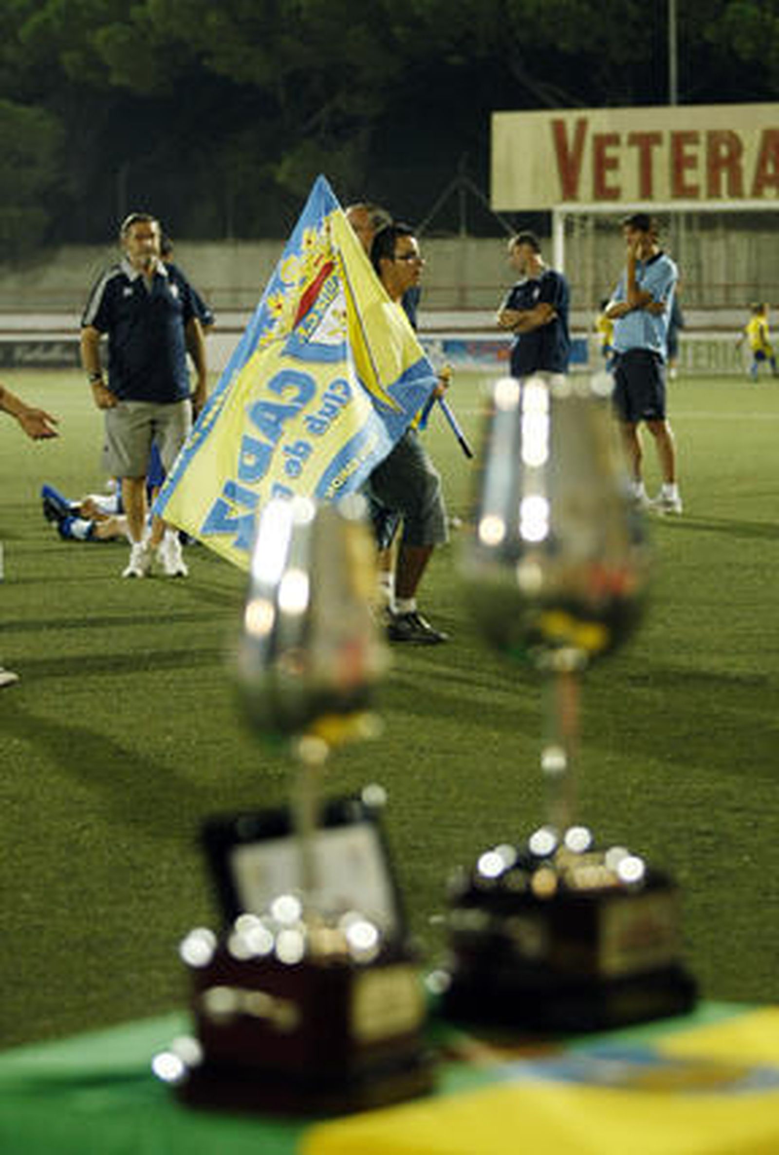 Los trofeos, a la espera de un vencedor.   Foto: Fito Carreto