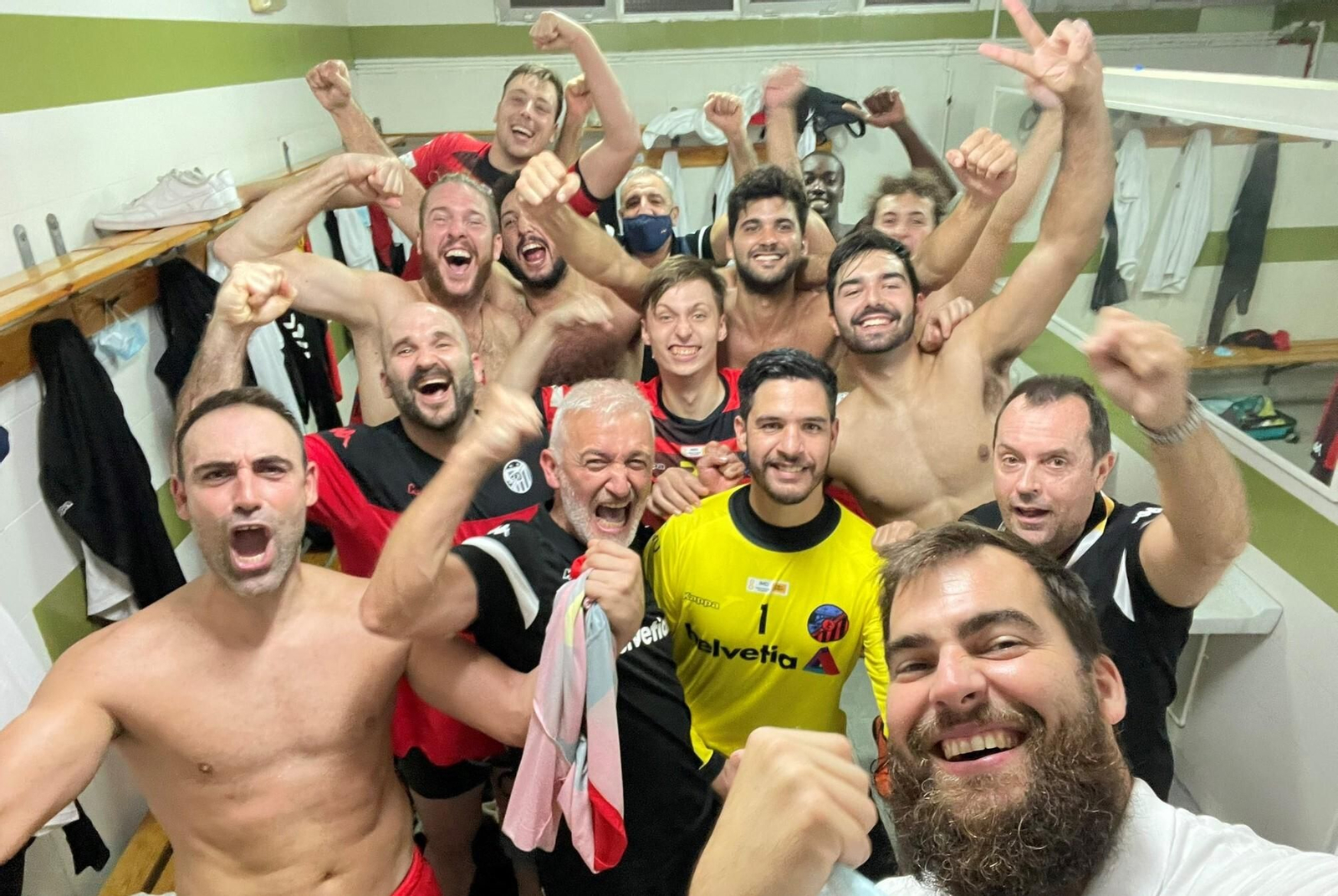 Los jugadores del Helvetia BM Prointegrada celebran su triunfo en Melilla.