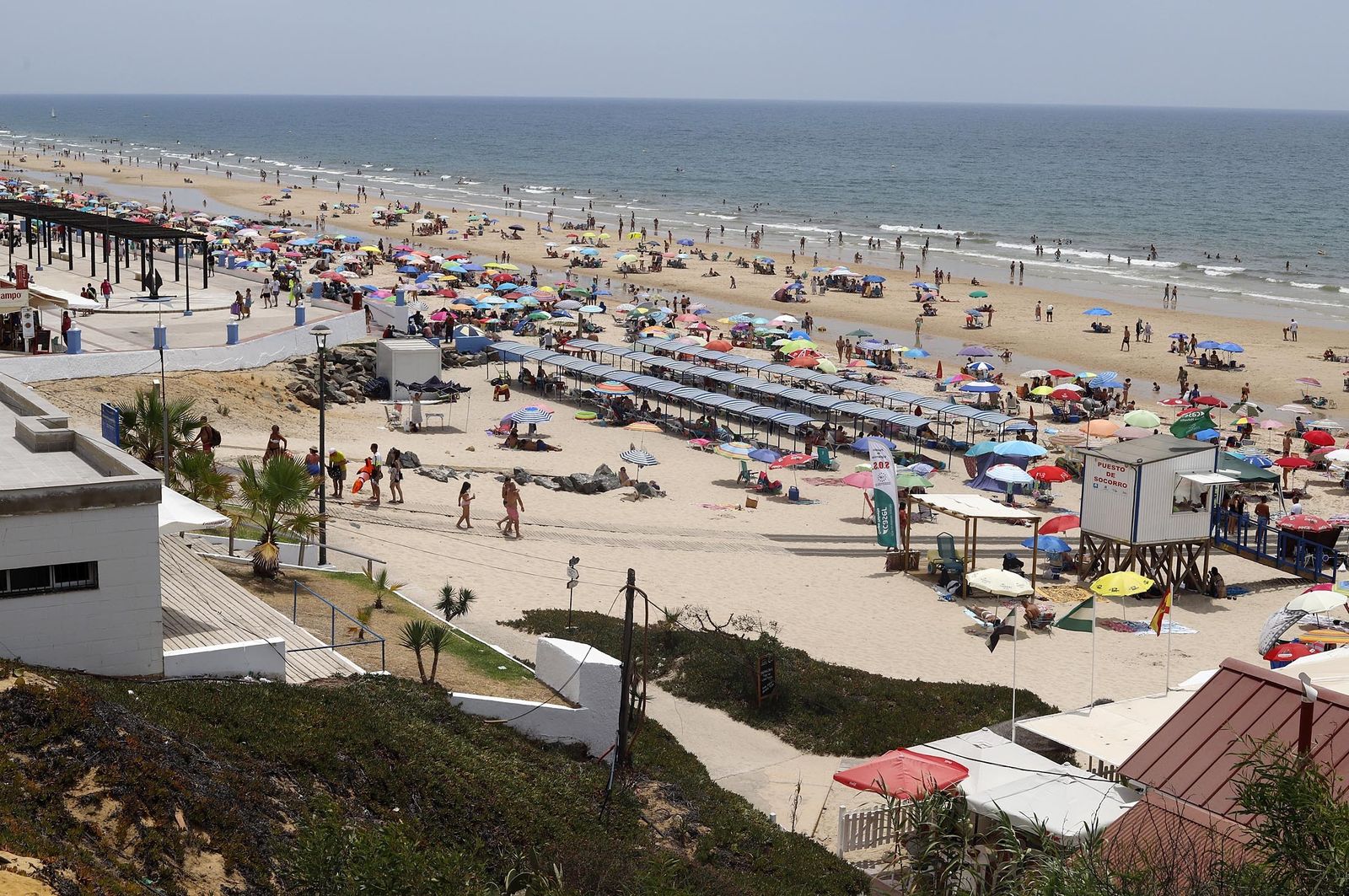 Un día en las playas de Huelva, en imágenes