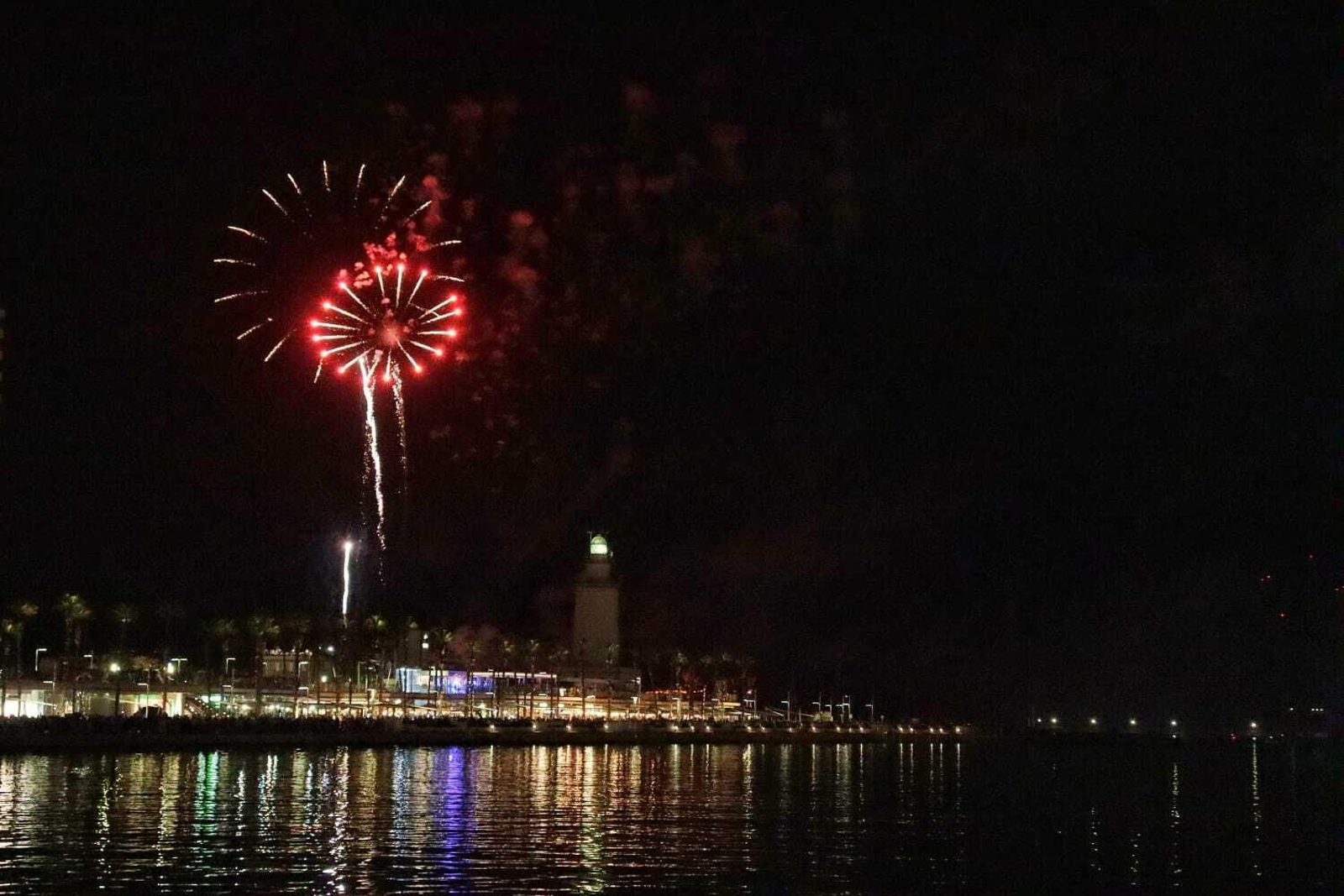 Málaga inaugura su Feria de agosto con el espectáculo de fuegos artificiales