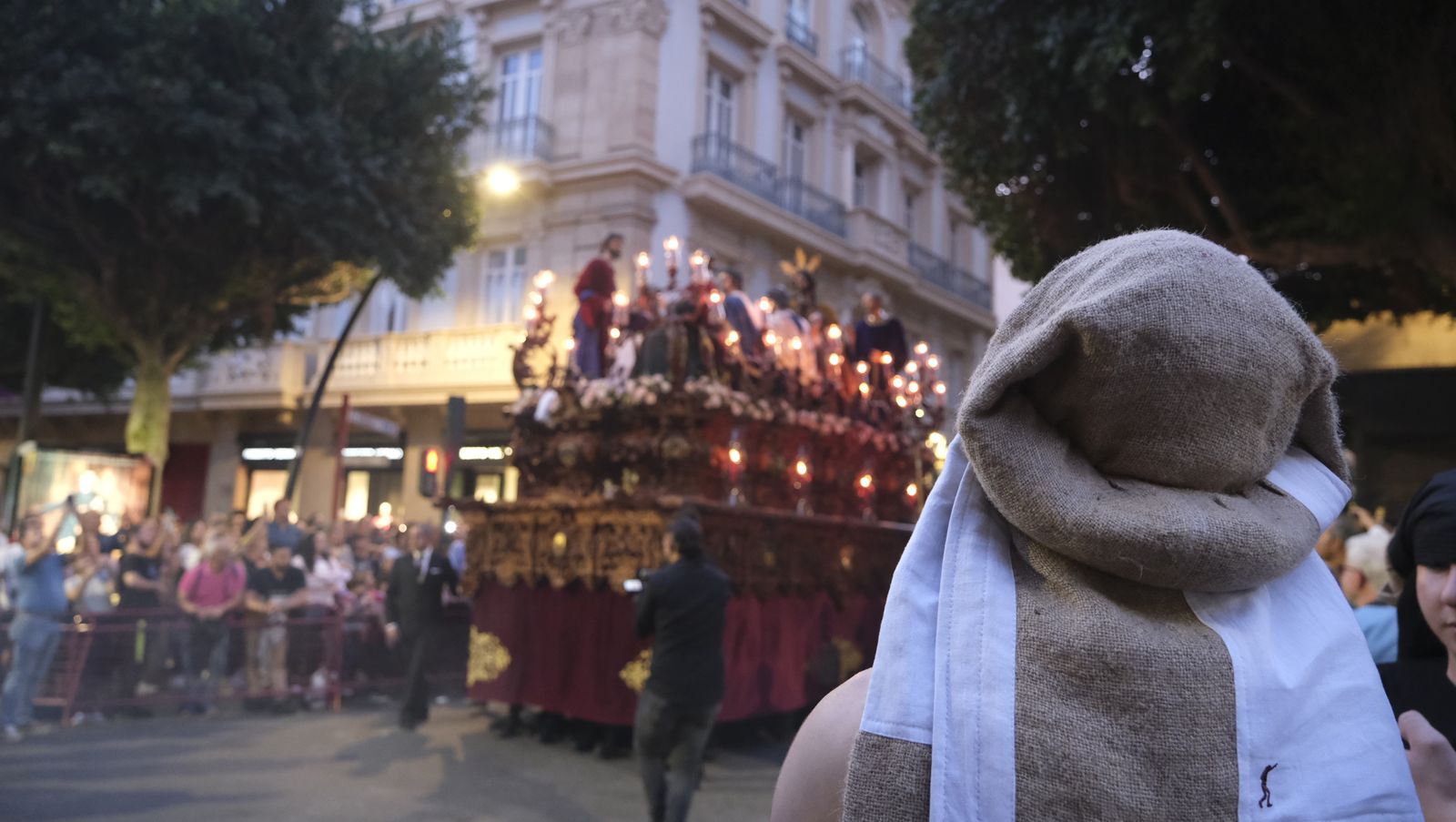 Imágenes de La Magna por las calles de Almería