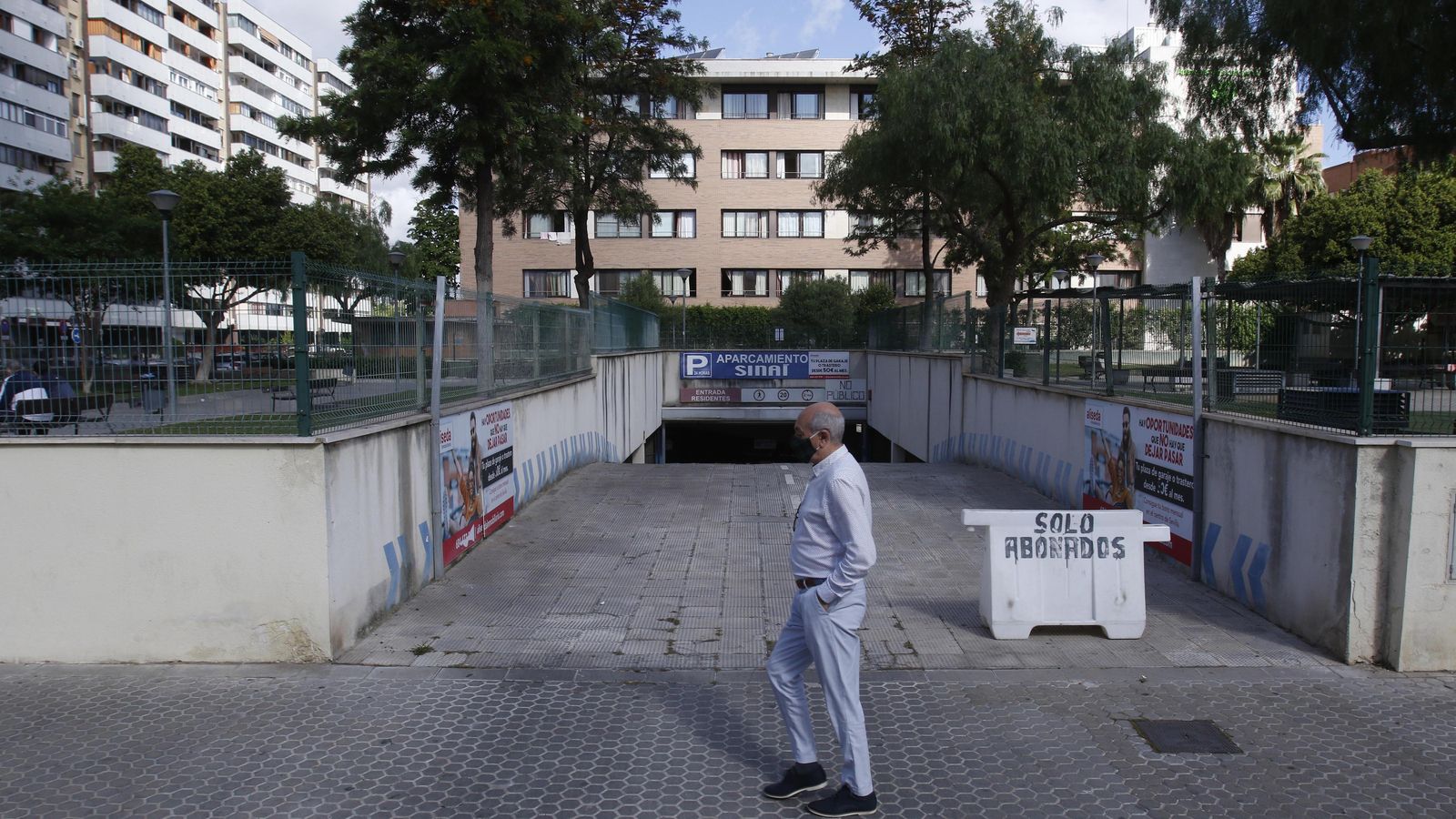 Entrada del aparcamiento de Sinaí junto a los apartamentos y a la residencia de Adorea-DomusVi.