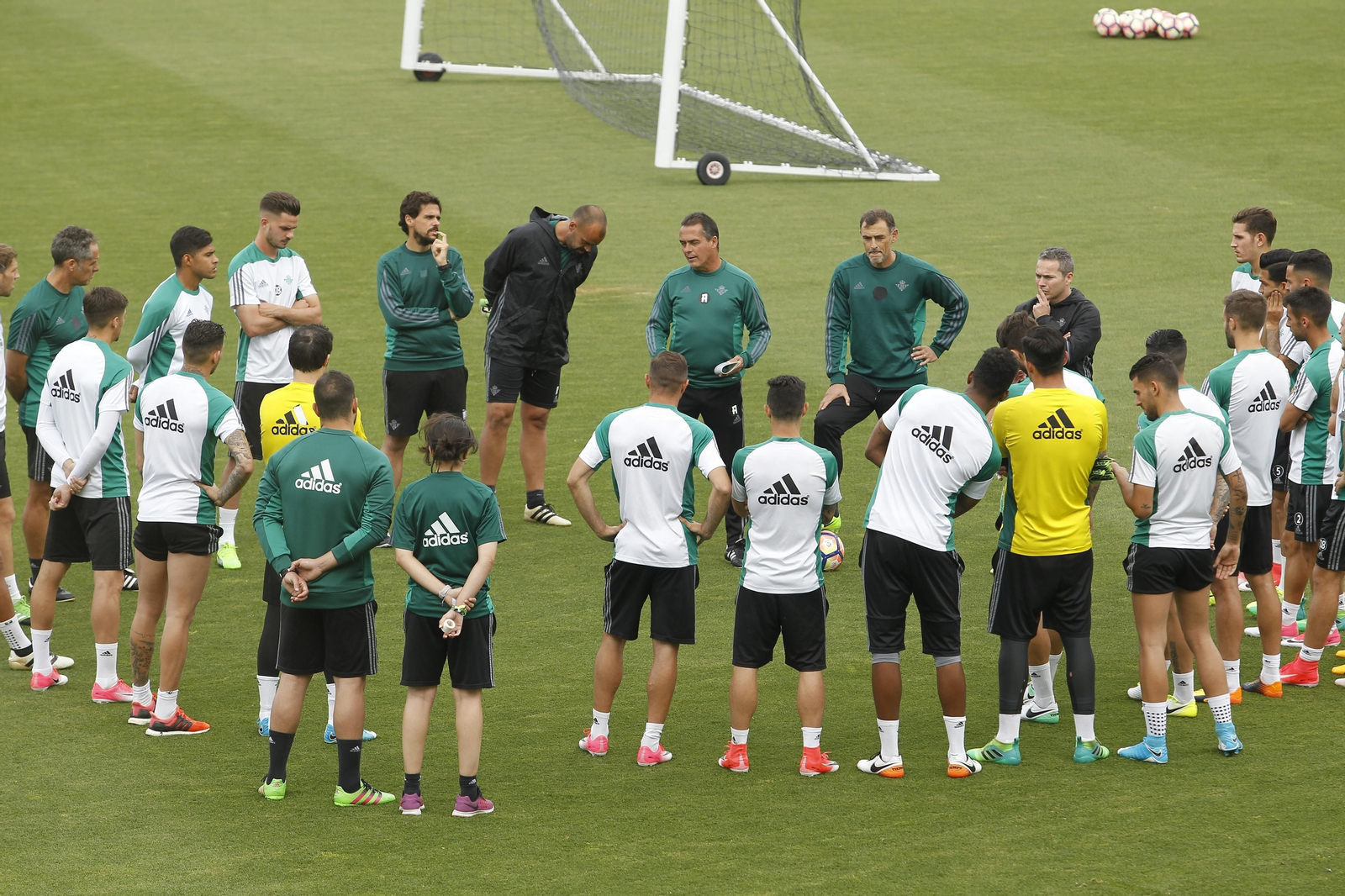 Alexis se dirige a la plantilla en su primer entrenamiento.