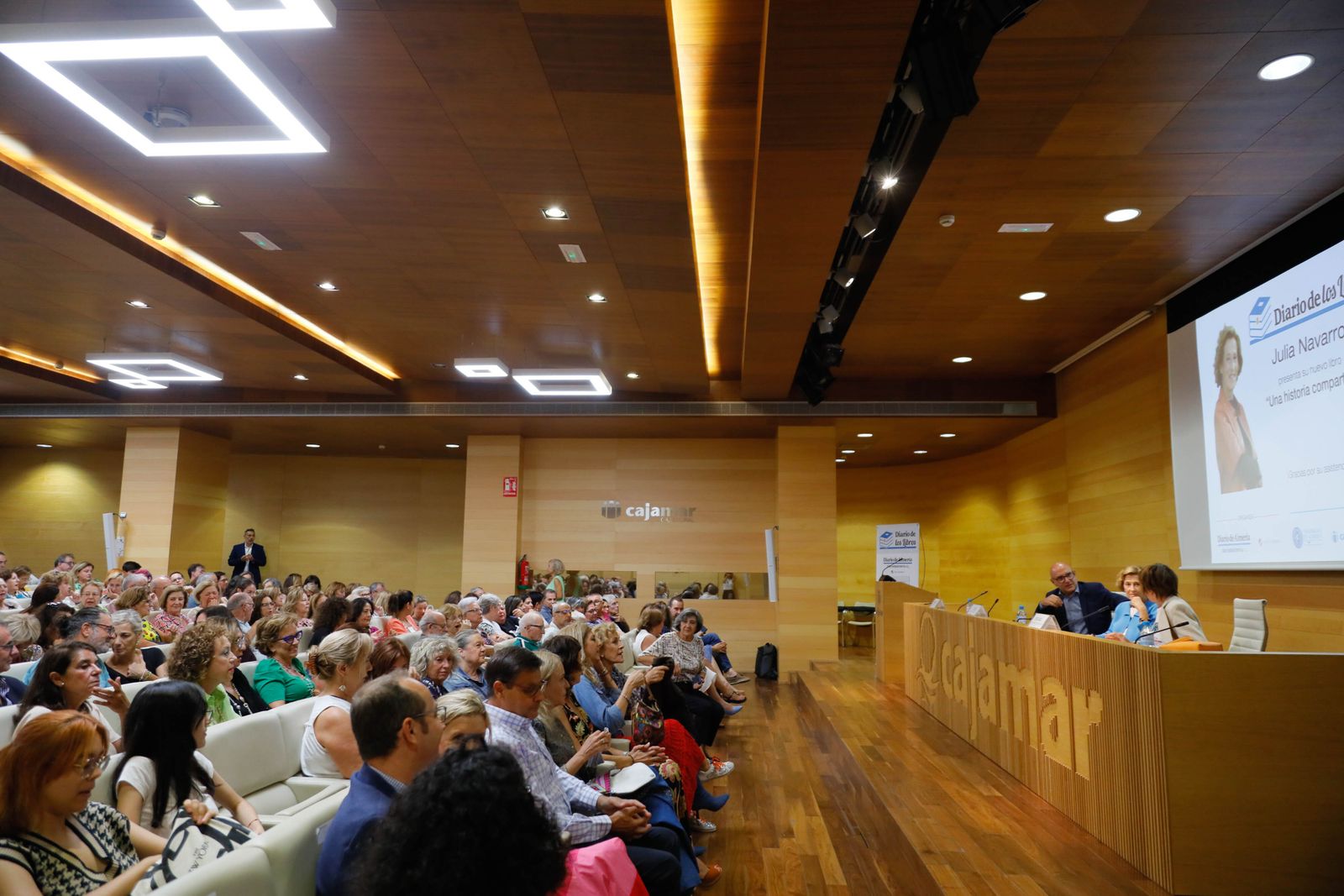 Imágenes de Diario de los Libros, con Julia Navarro