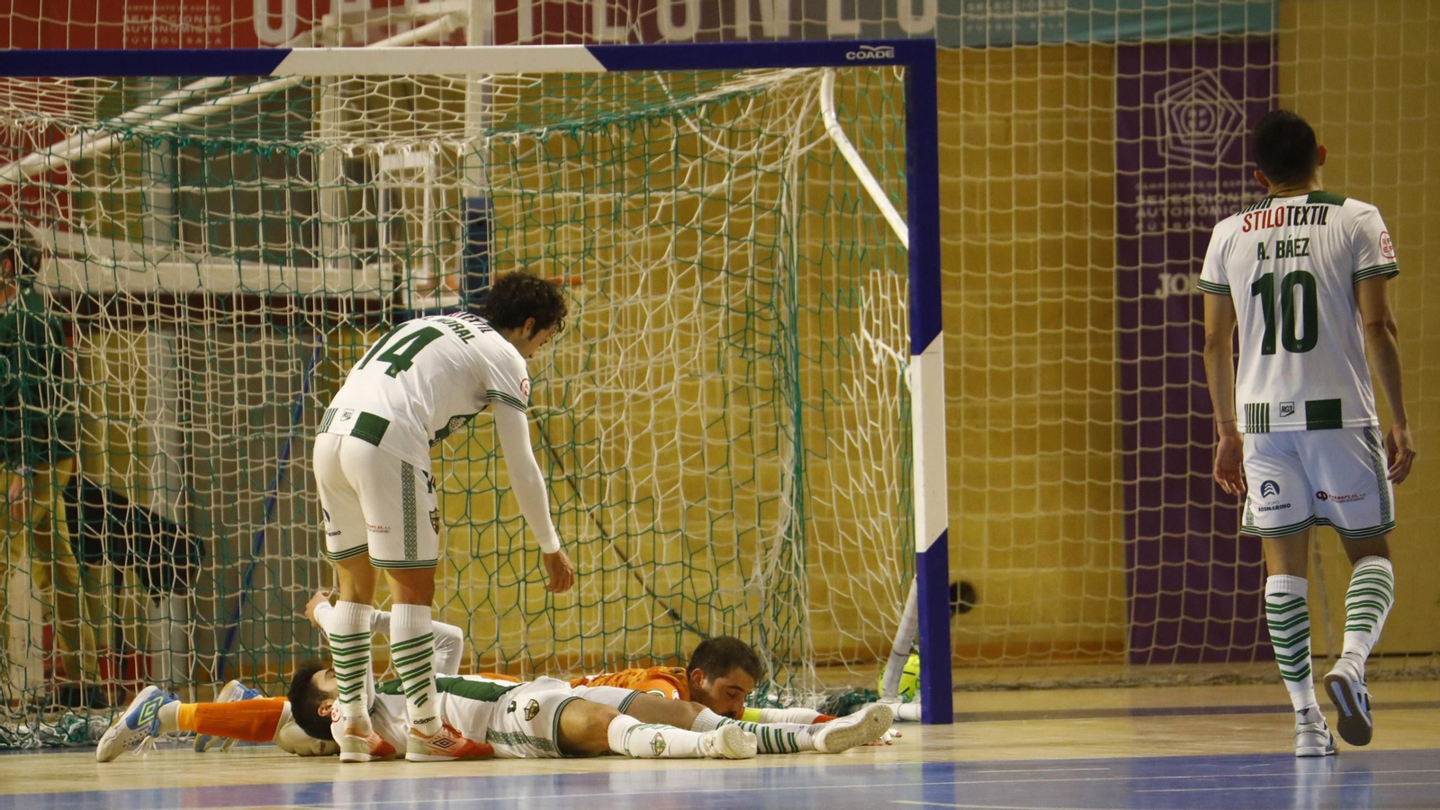 Los jugadores del Córdoba Futsal, abatidos tras el gol final del Valdepeñas.