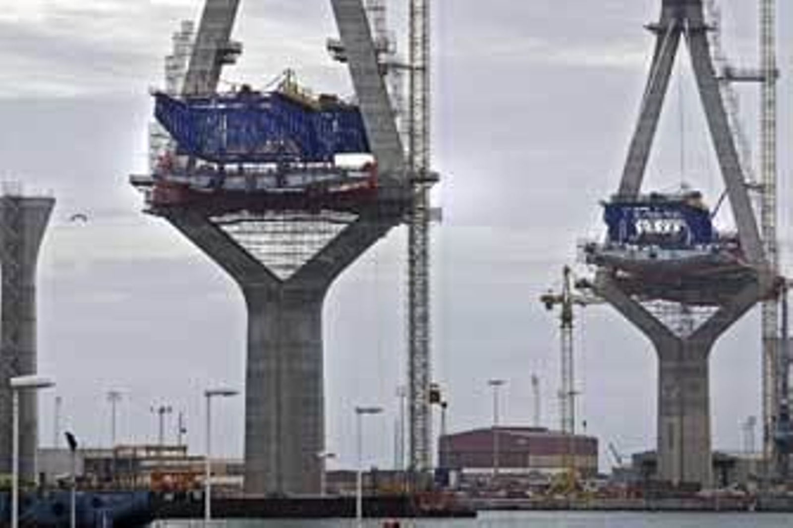 Imagen de la pila 12 con el último de los carros de izado (el descendente) que se le fijado. Al fondo, la pila 13, con sus seis dovelas y sus carros. /Joaquín Pino