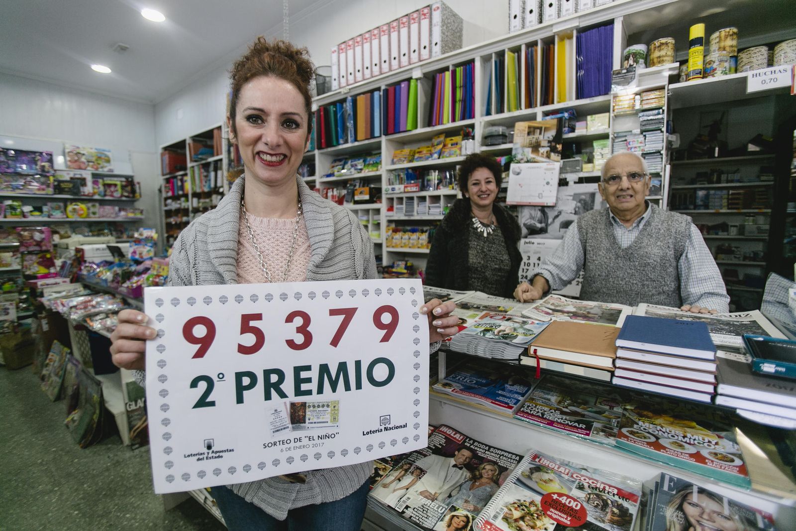 La propietaria de la administración de Loterías de Isabel La Católica, 24, en Cádiz, muestra contenta el número premiado.