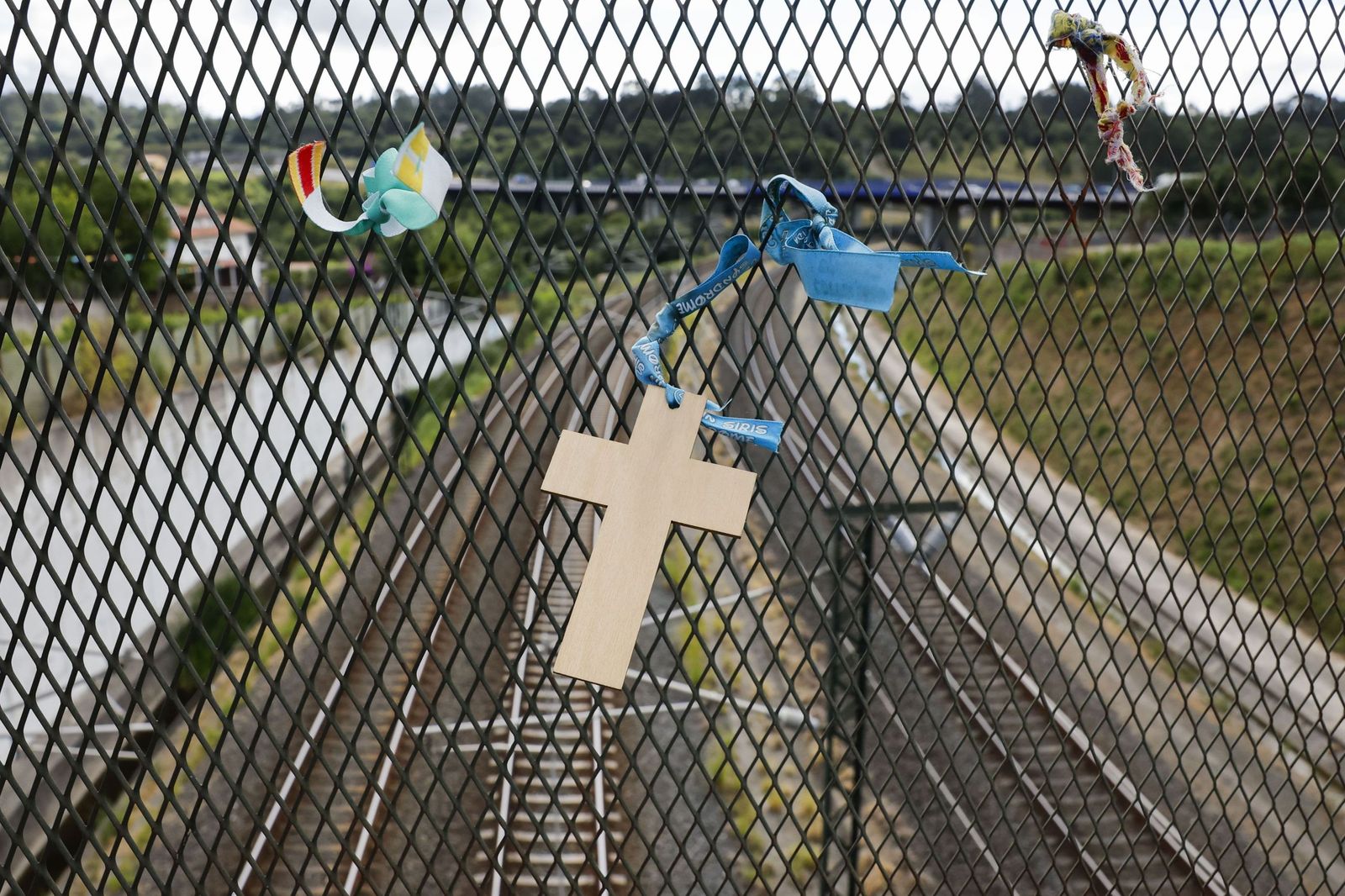 Recuerdos a las víctimas en la curva de Angrois.