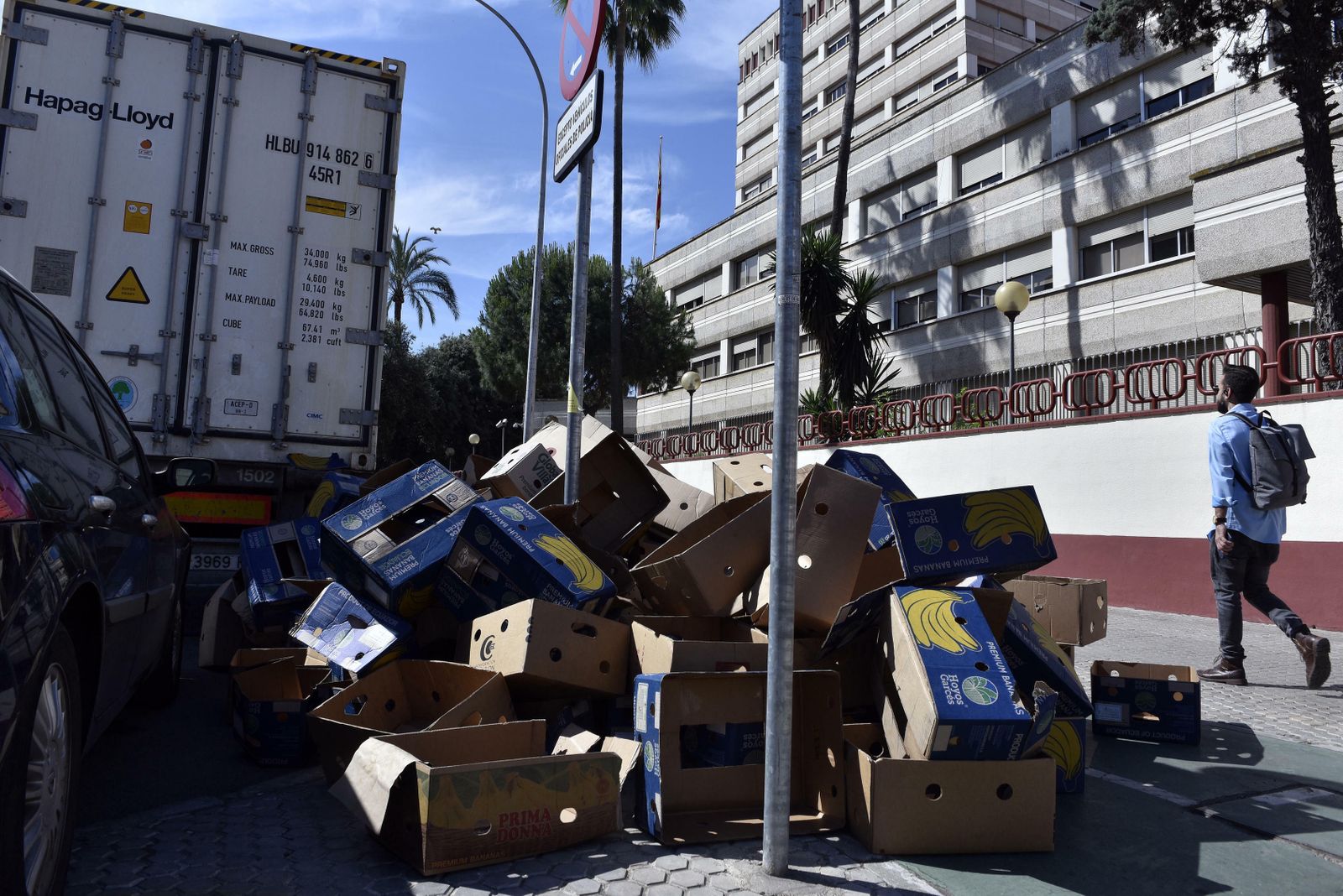 Las cajas y el camión en la que iba la droga, ayer en la Jefatura Superior de Policía de Sevilla