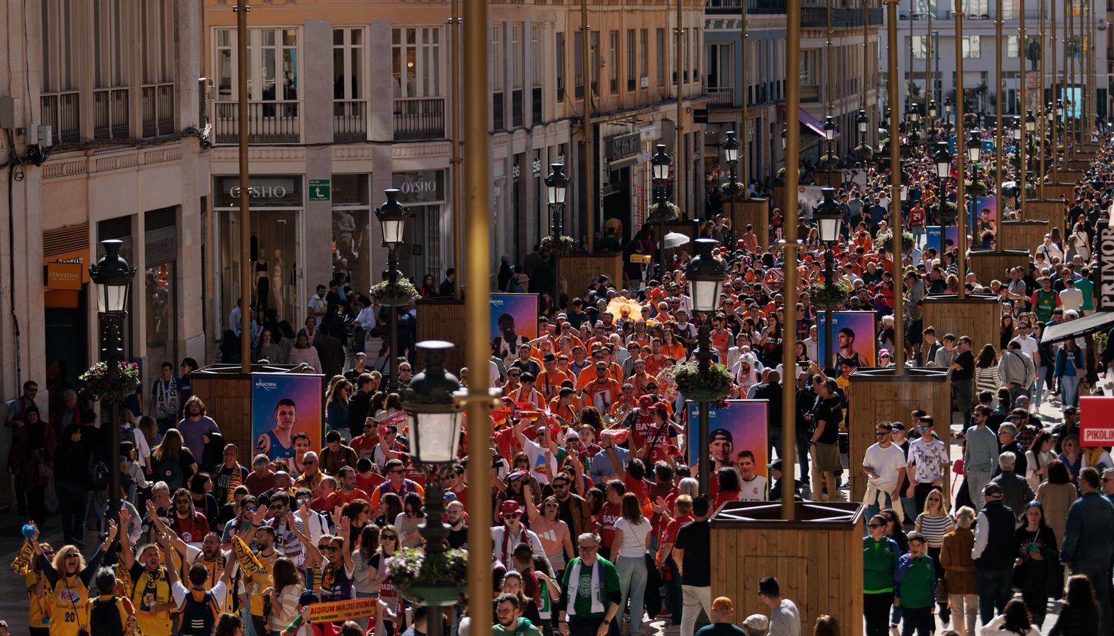 La invasión de las aficiones  de la Copa del centro de Málaga