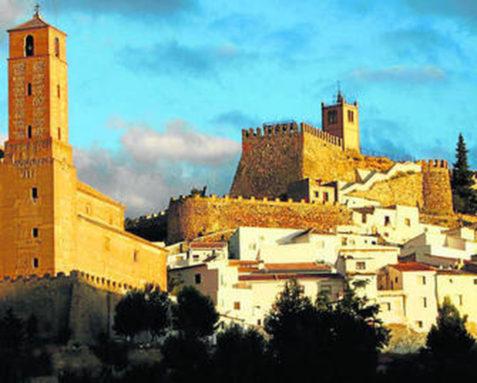 Panorámica del municipio con el castillo presidiendo su particular 'skyline'.