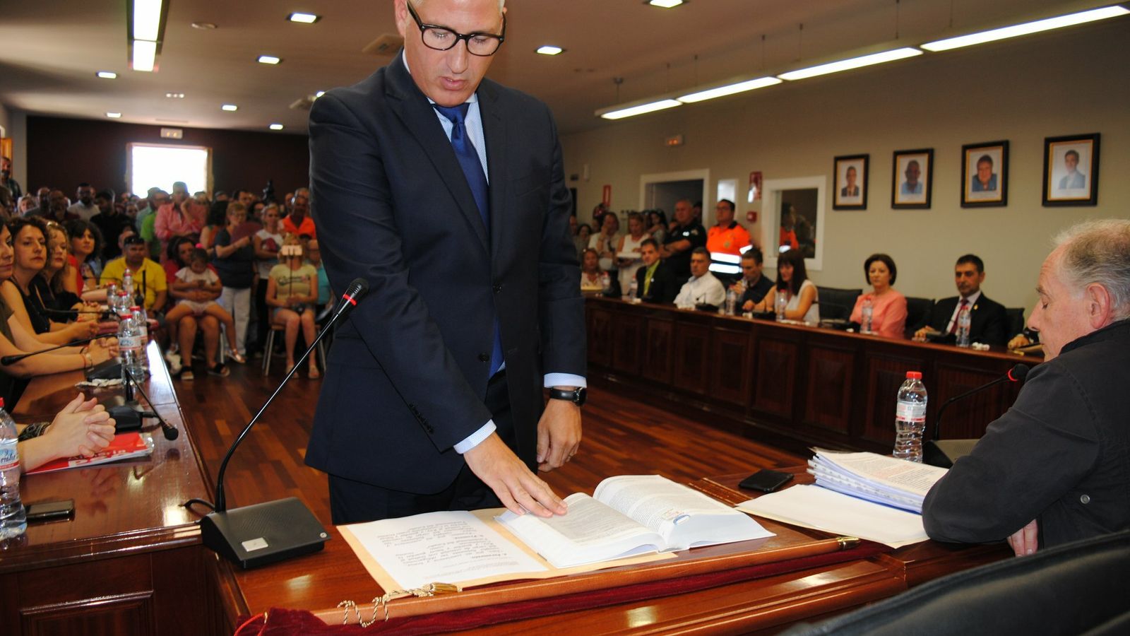 Ismael Torres jura su cargo como nuevo alcalde.