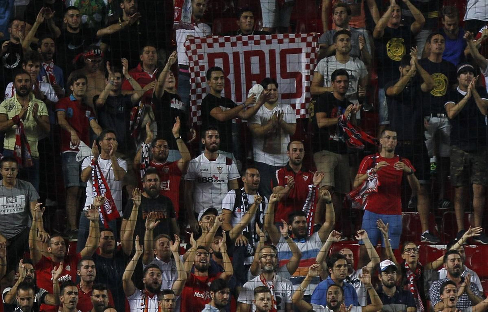 La grada de Gol Norte del Sánchez-Pizjuán anima durante un partido