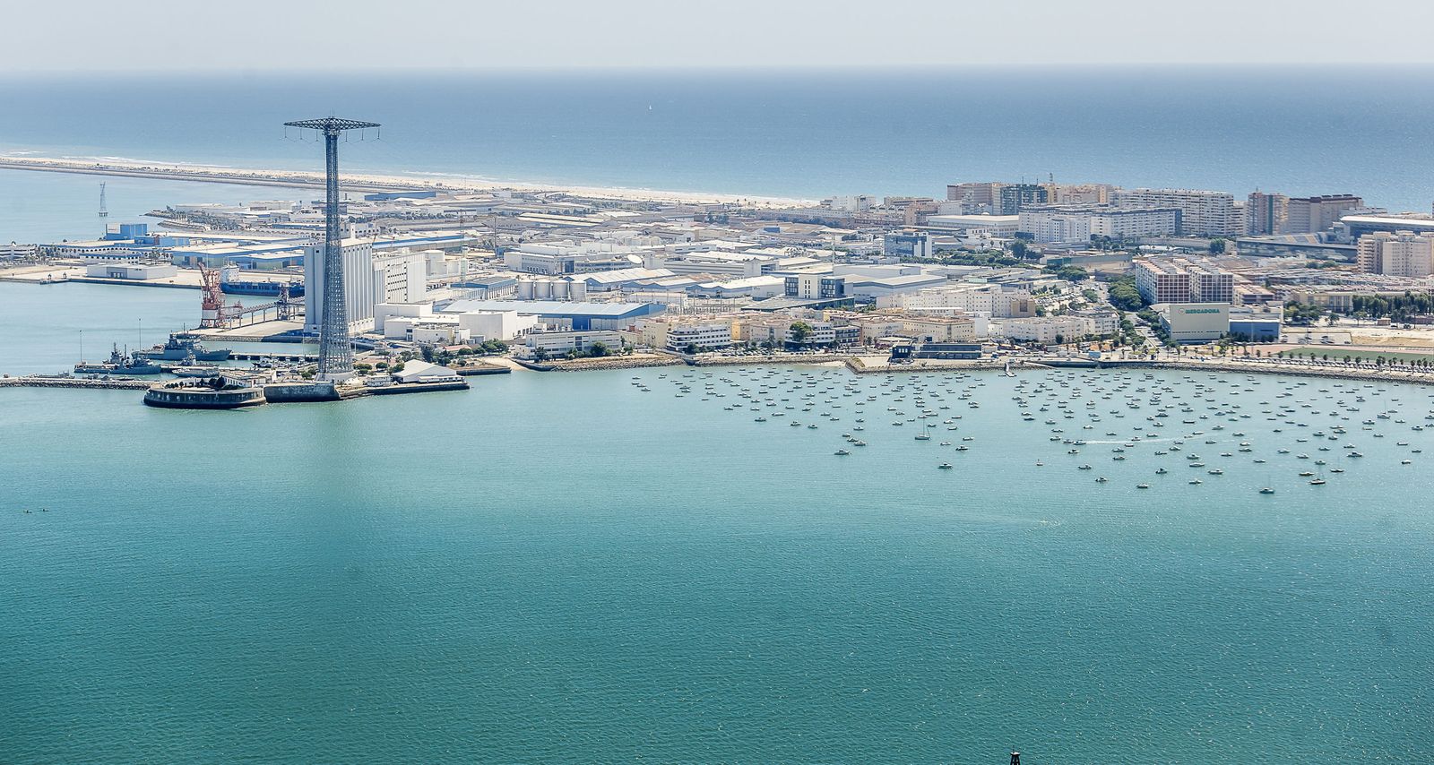 Vista aérea del barrio de Puntales y del tramo sobre el que se proyecta la pasarela marítima, en el centro.