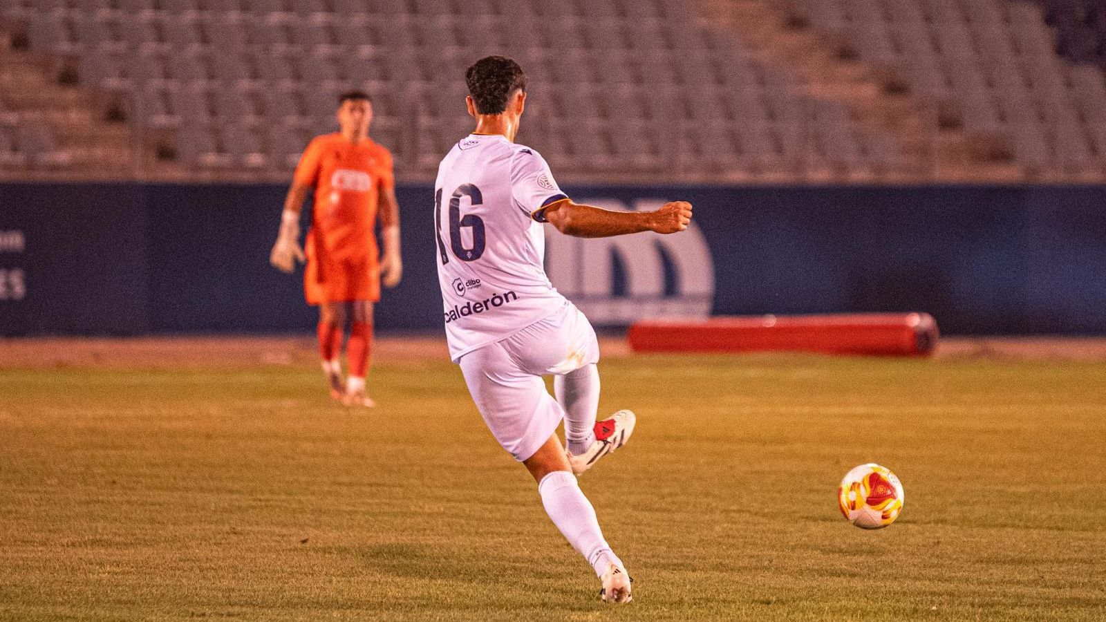 Toni Caracuel da un pase en un envite de pretemporada.