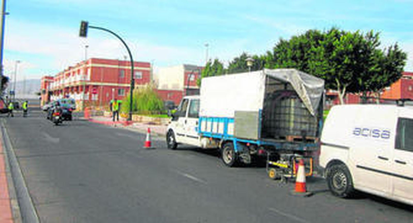 Trabajadores de Acisa proceden a la instalación de los nuevos semáforos en Loma Cabrera.