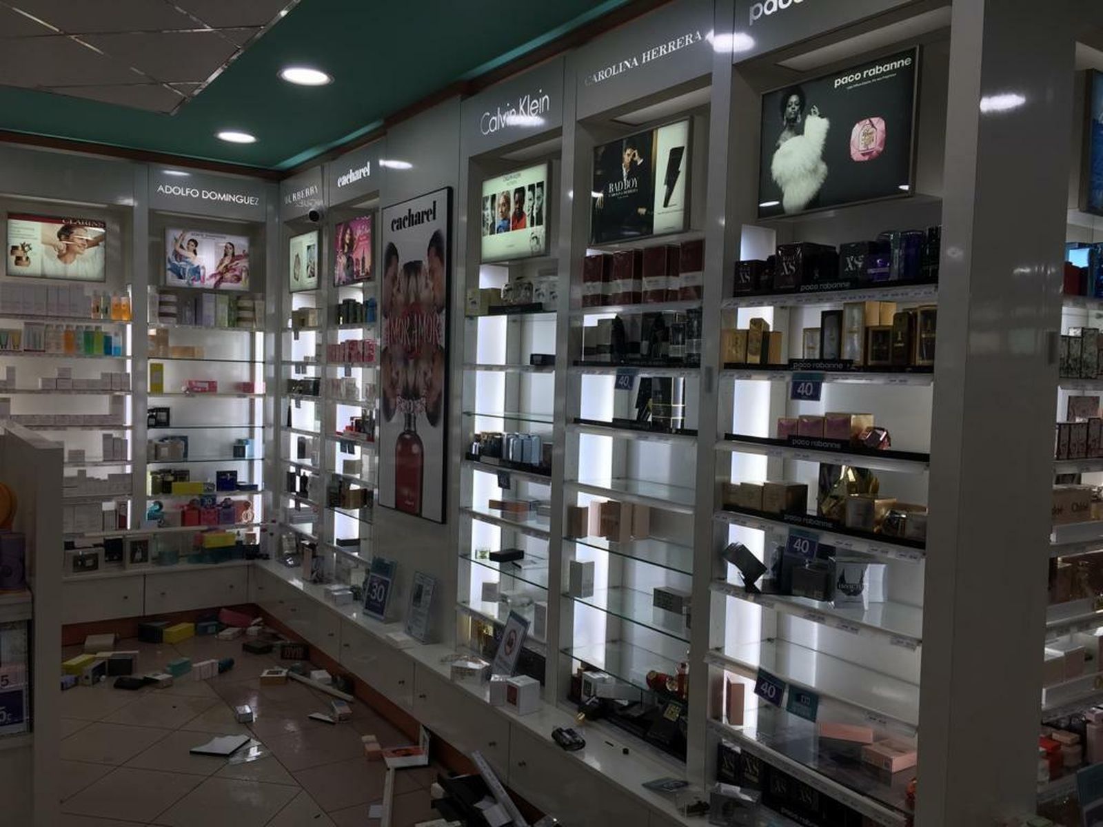 Las imágenes del robo por alunizaje en la perfumería Aromas de Los Bermejales