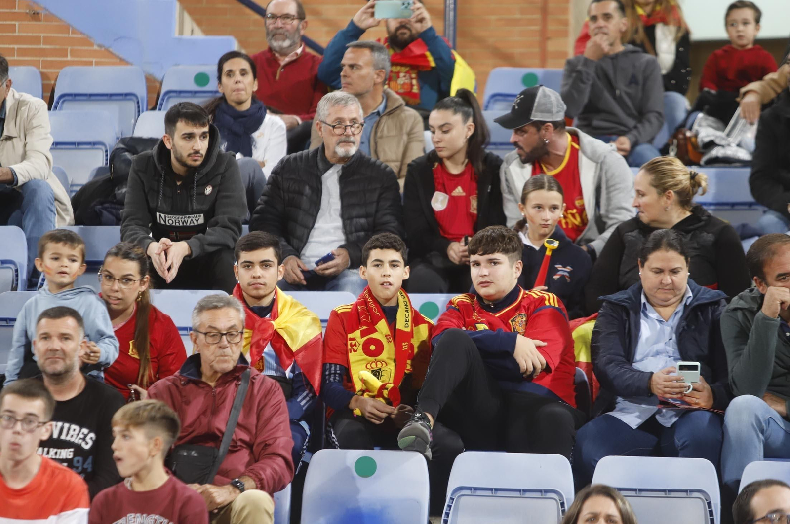 Gran ambiente para ver la selección española sub-21 en Huelva