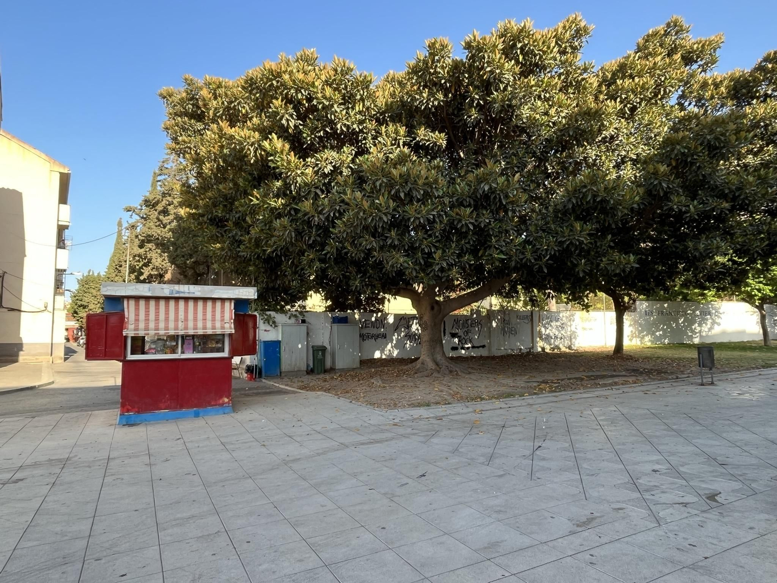 Solicitan al Ayuntamiento de Motril el arreglo del acerado den la Rambla de Los Álamos