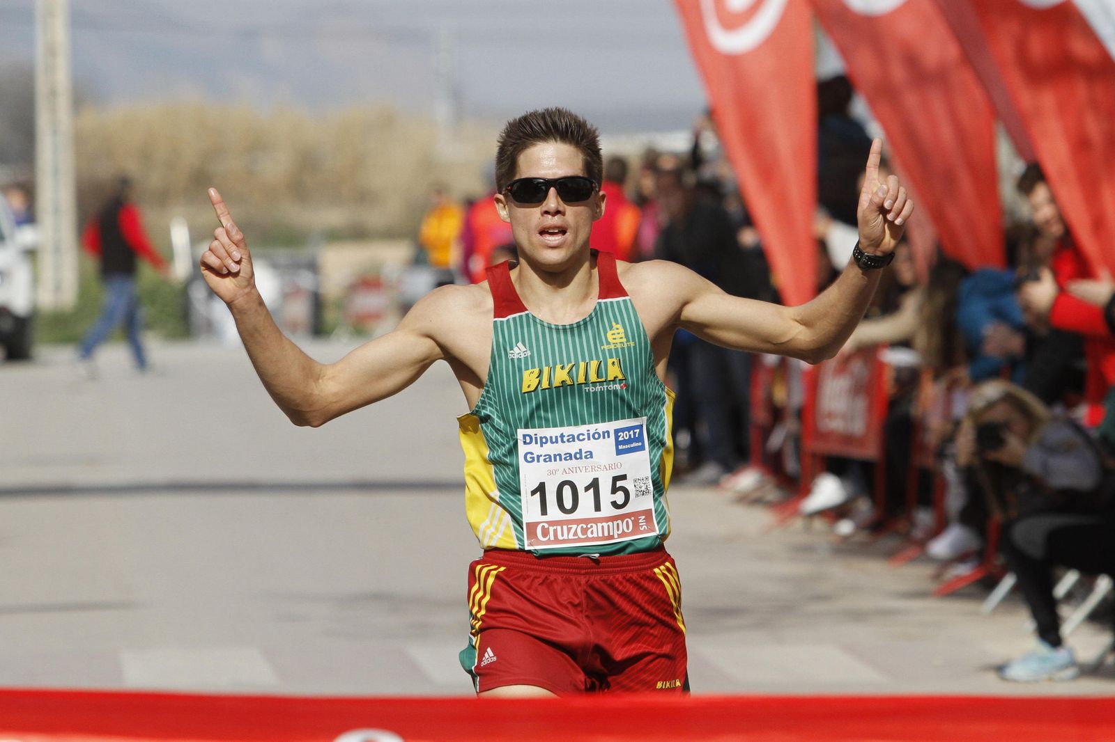 1. Juan Pérez celebra su victoria al cruzar la meta. 2. Miles de corredores tomaron la salida ayer. 3. El recorrido atravesó algunos de los rincones del centro de Albolote. 4. El último esfuerzo siempre es el más duro de todos. 5. La competición también tiene hueco para la parte jovial. 6. Algunos sí lograron entrar en solitario.