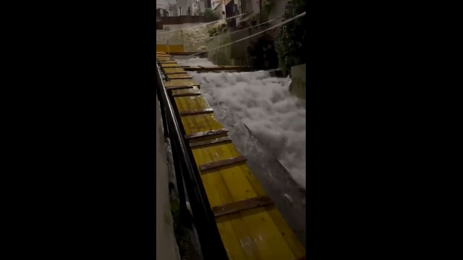 Ríos y cascadas por Ubrique tras las lluvias: así bajaba el agua por las calles