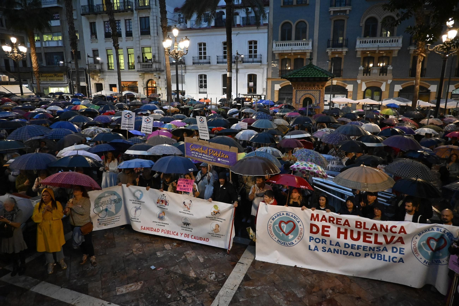Las mejores imágenes de la manifestación por la sanidad en Huelva