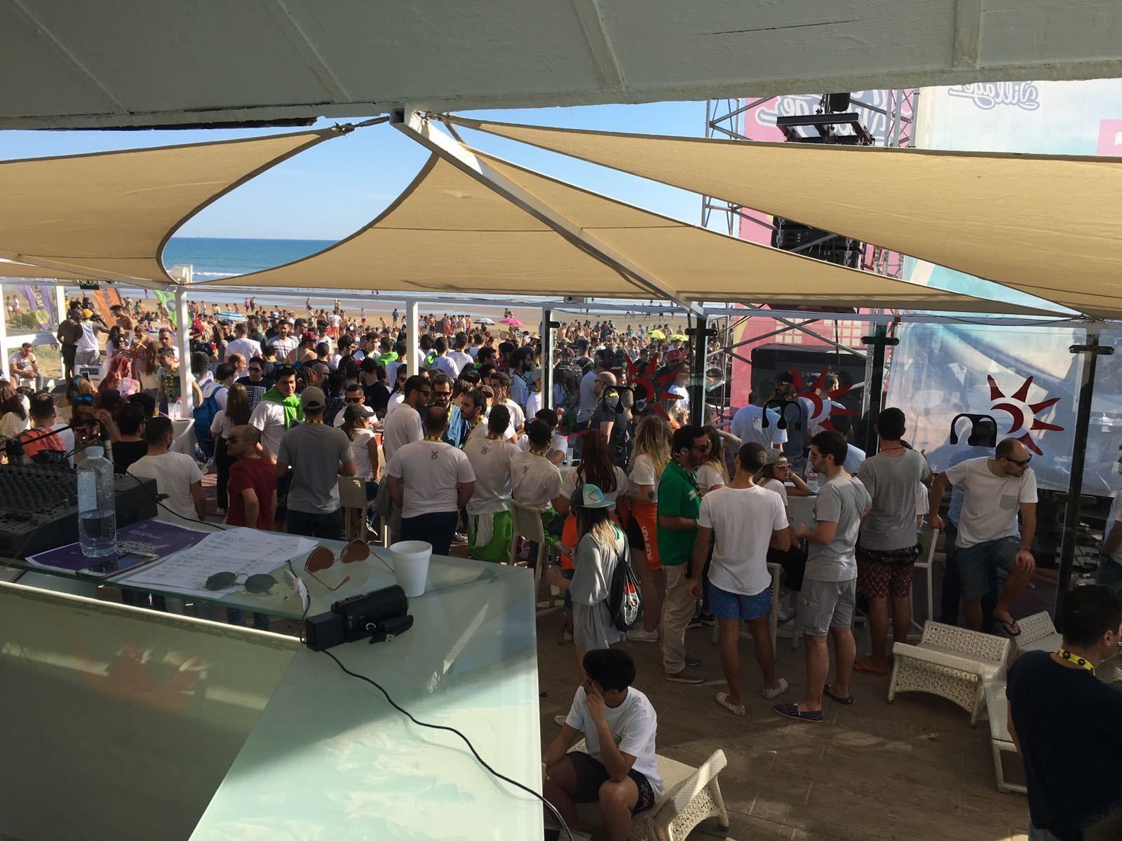 Una de las fiestas que los jóvenes disfrutaron a pie de playa, en la zona del Mykonos Beach Club de la localidad costera.