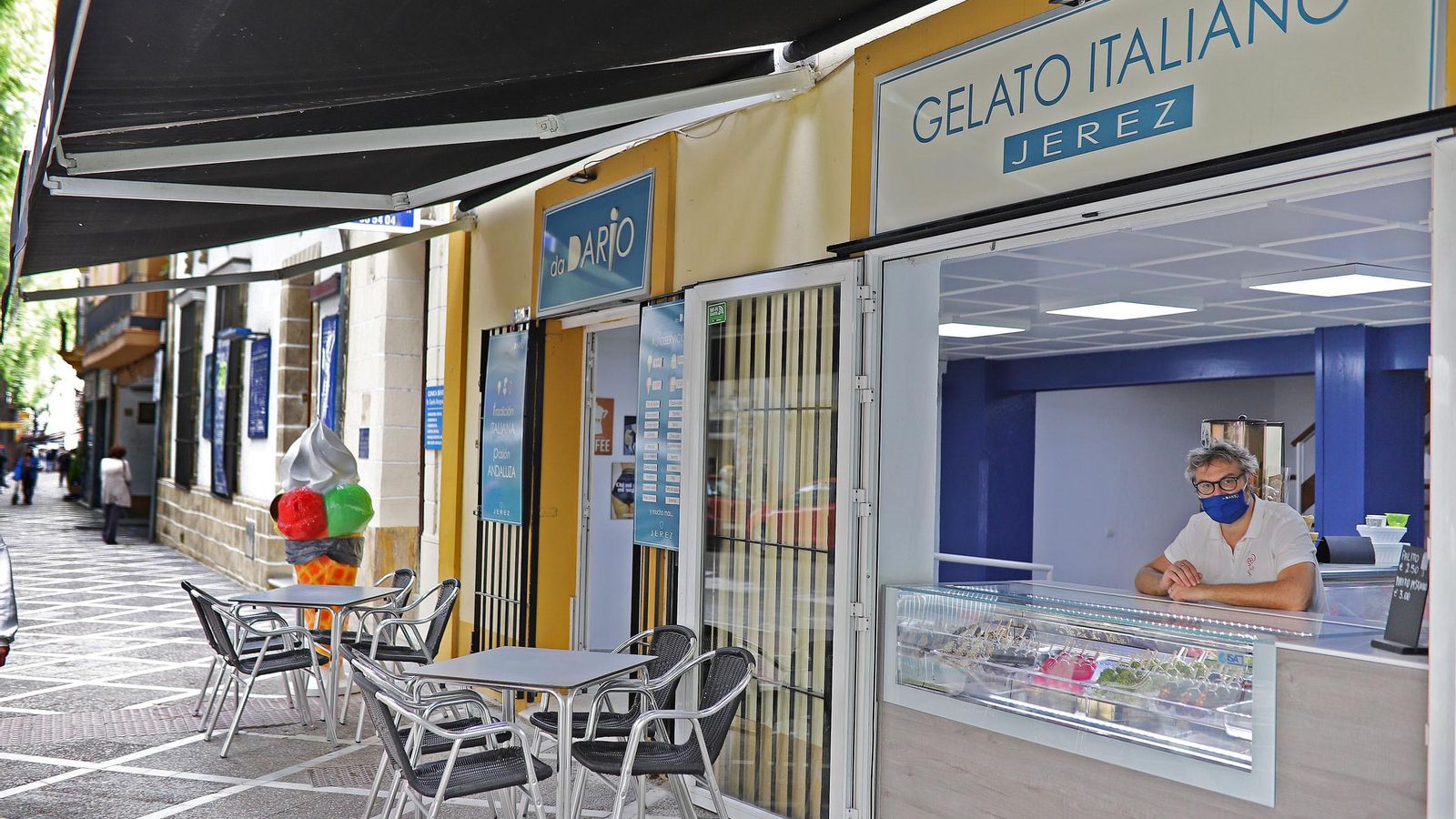 Entrada y terraza de la heladería 'Da Darío'.