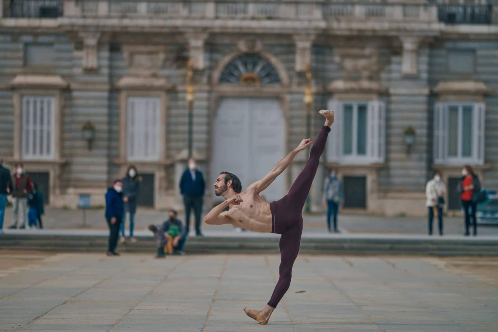 El bailarín Antonio Rosas haciendo un paso de 'ballet' en la calle