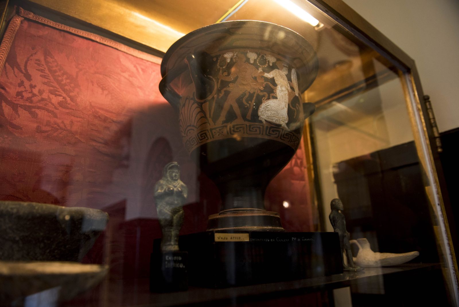 La Fundación Rodríguez-Acosta recoge su magnífica colección de cerámica en un libro