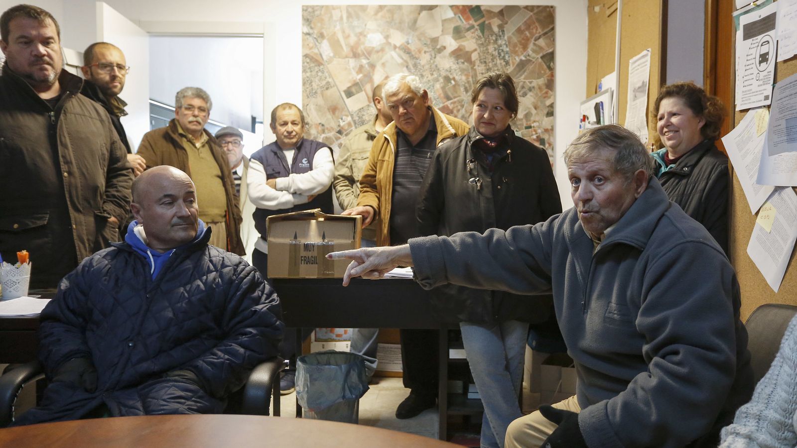 Los vecinos, en el local de la urbanización.