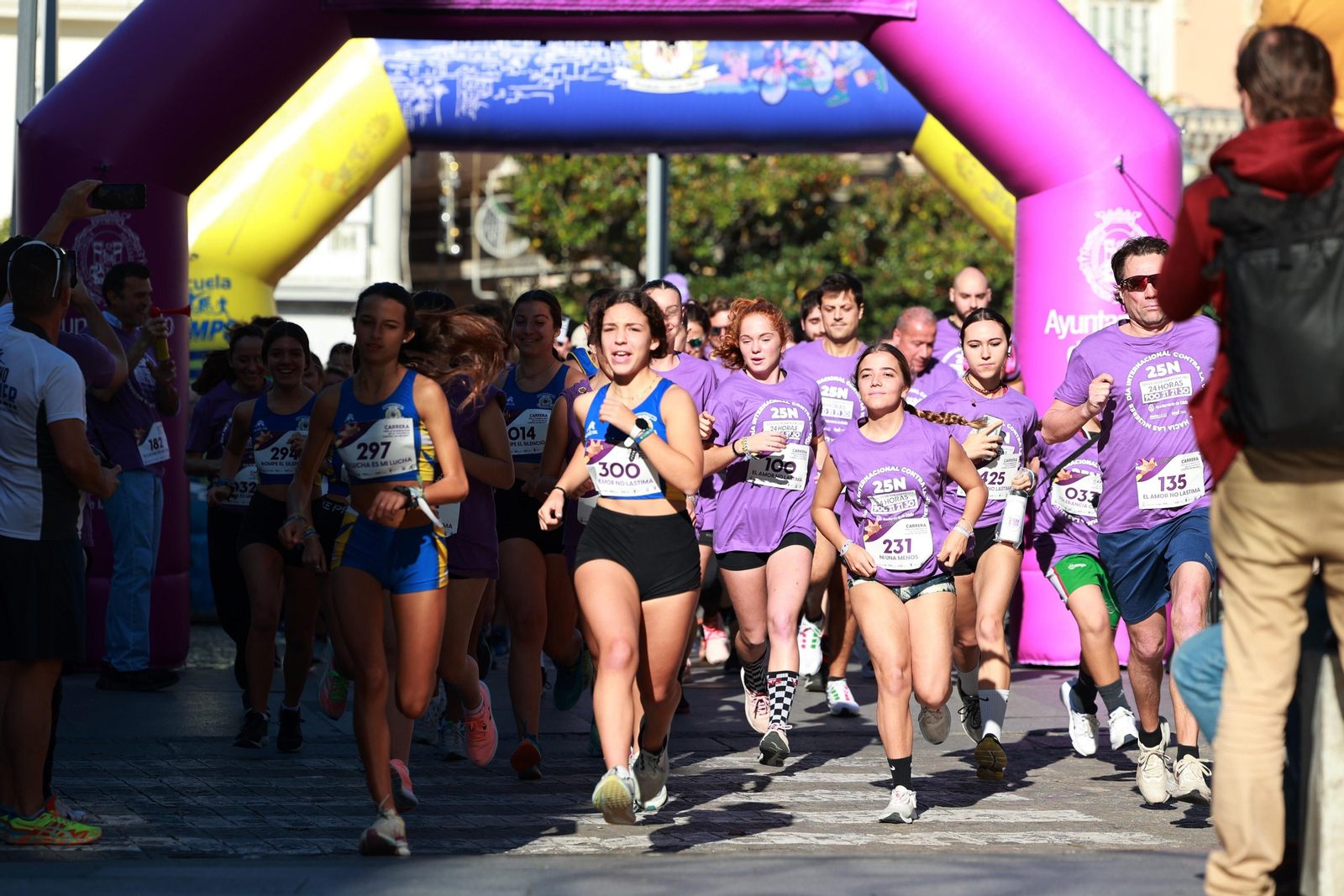 Todas las imágenes de la carrera contra la violencia de género en Cádiz