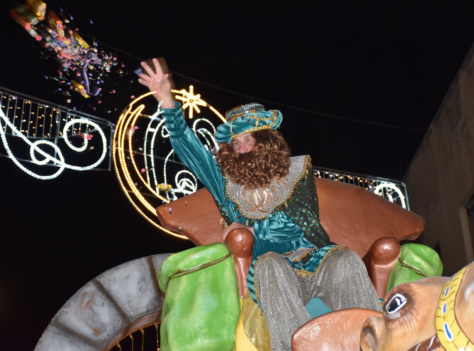 Macael desborda ilusión en la visita de los Reyes Magos: la cabalgata, en imágenes