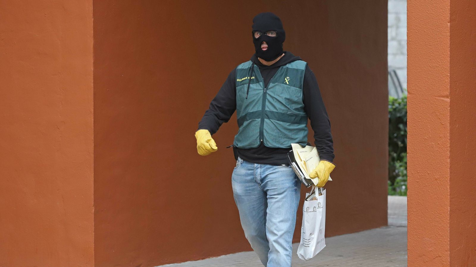 Fotos del registro de la Guardia Civil en la calle Guadalupe de La Línea