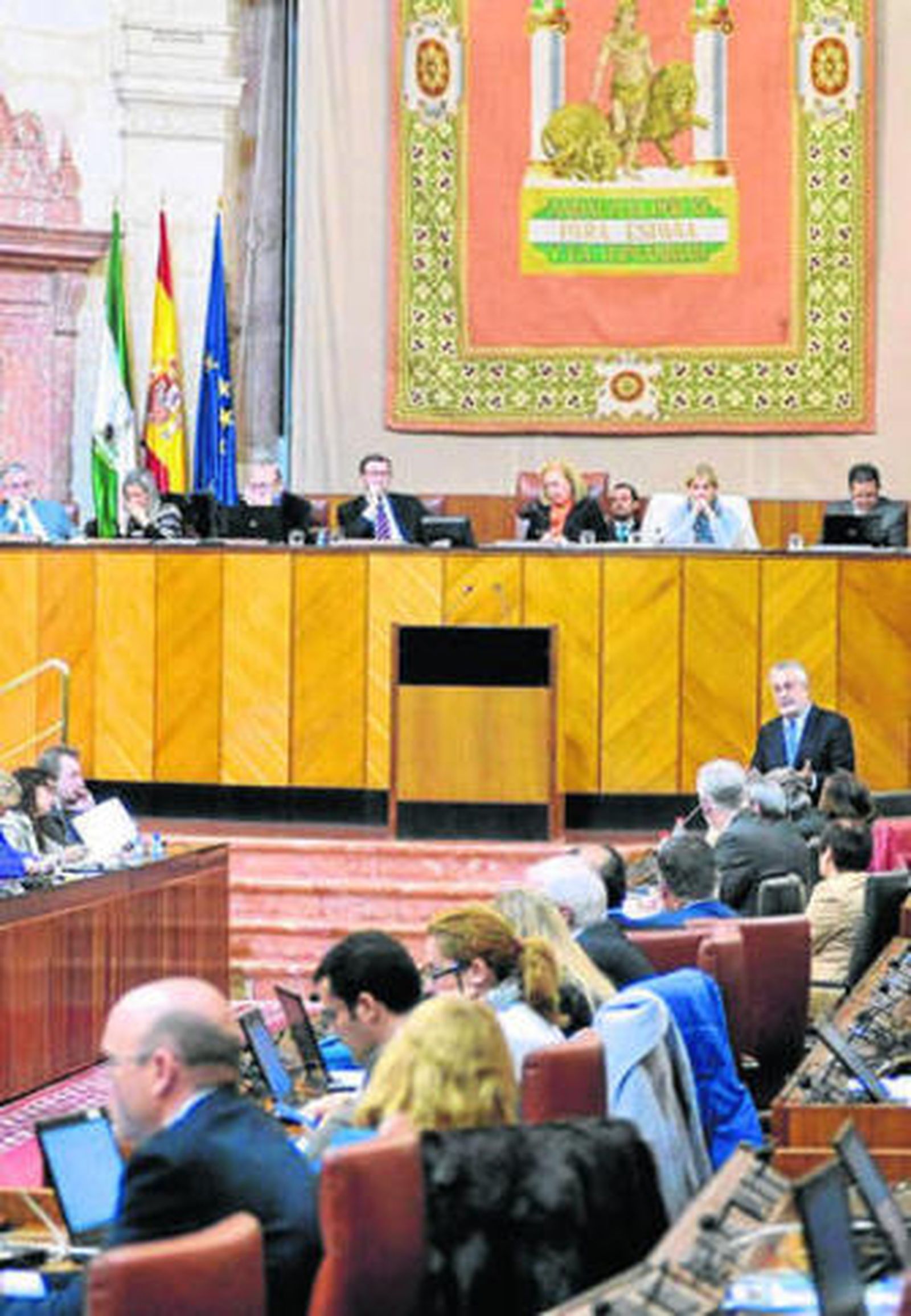 Griñán interviene ante el pleno del Parlamento la legislatura pasada.