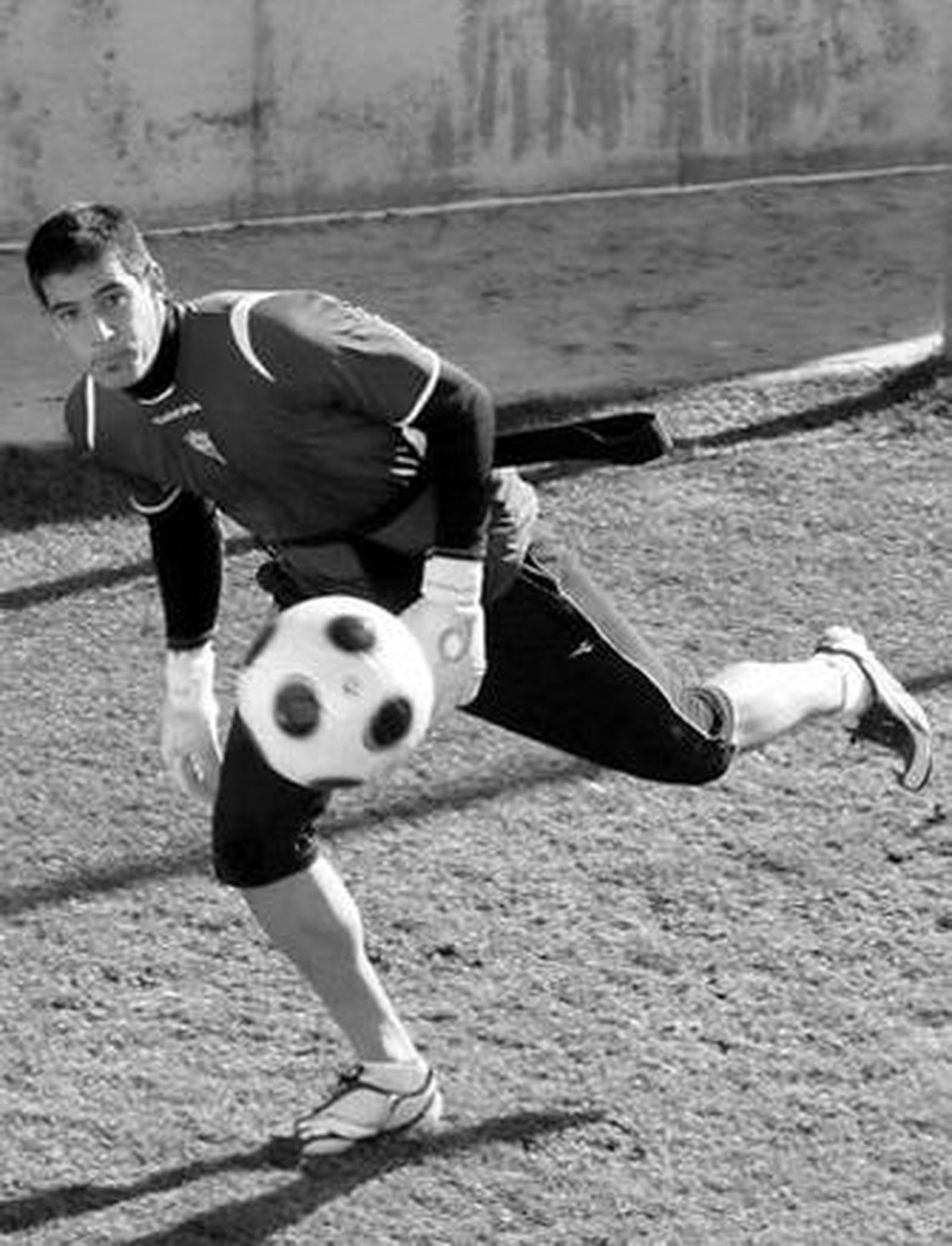 Casilla observa un balón en un reciente entrenamiento.